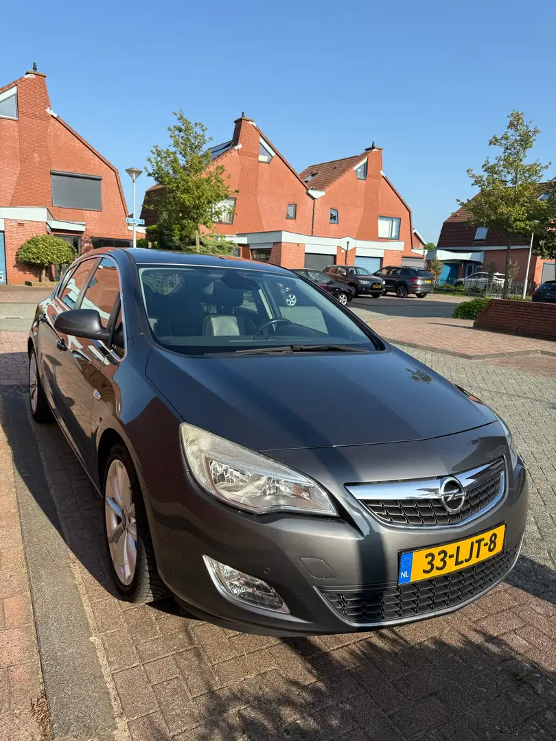 Opel Astra 1.6 Cosmo Grijs - 1