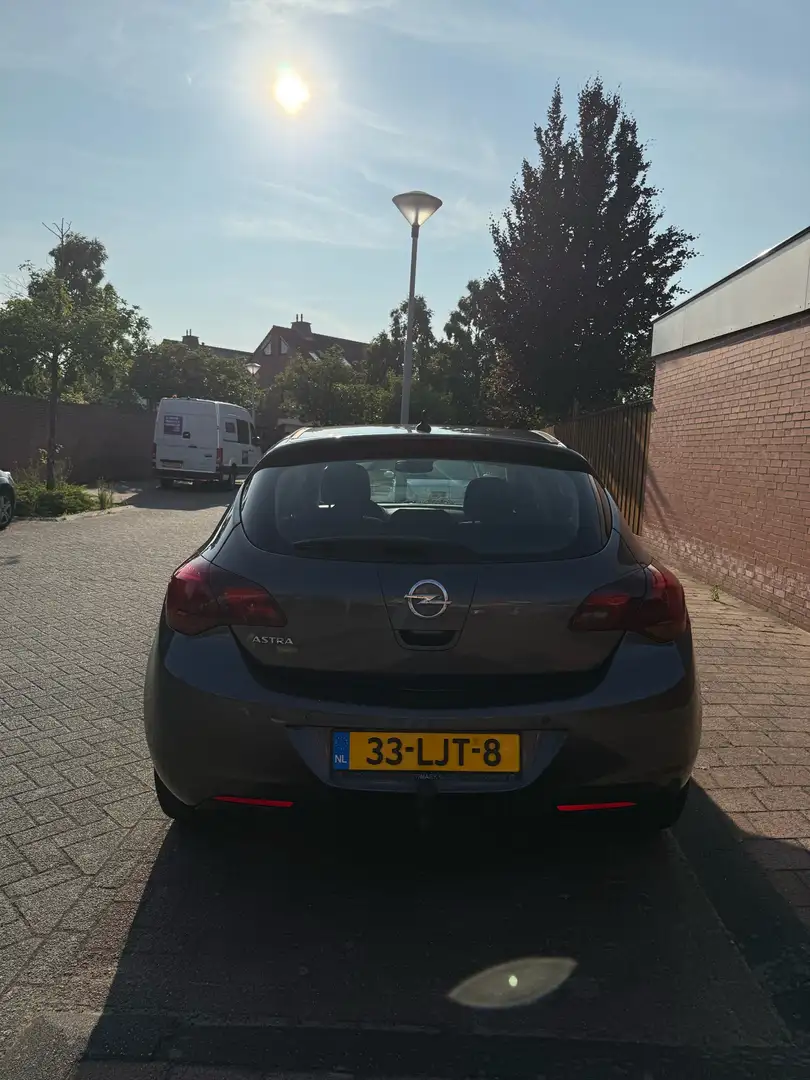 Opel Astra 1.6 Cosmo Grijs - 2