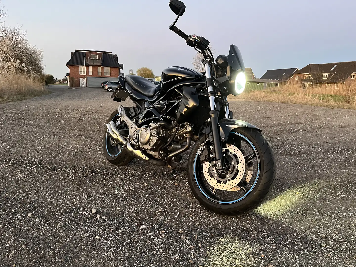Suzuki Gladius 650 SV blackline Noir - 1