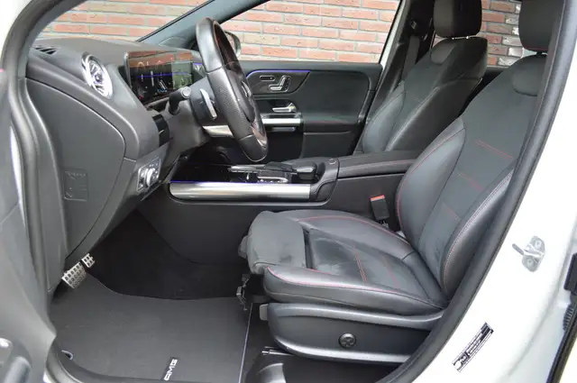 Mercedes-Benz GLA view 9