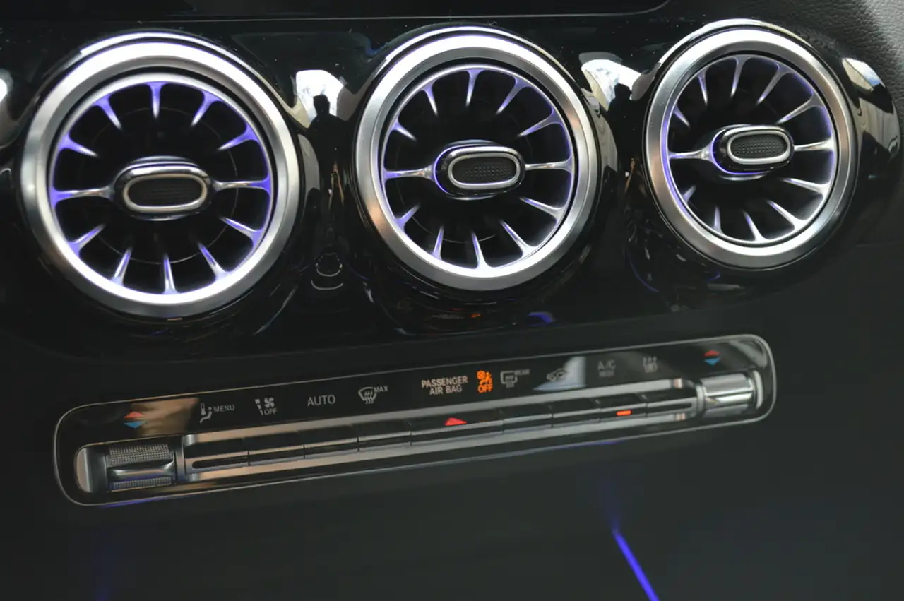 Mercedes-Benz GLA e AMG Multibeam Panorama Memory Distronic Head-Up, миниатюра 13