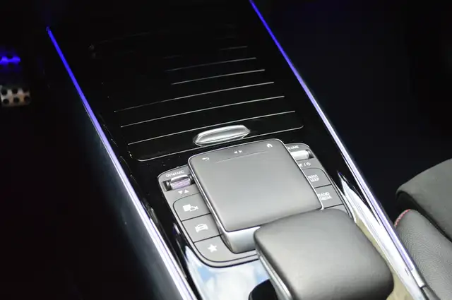 Mercedes-Benz GLA view 14