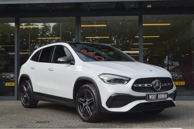 Mercedes-Benz GLA view 3