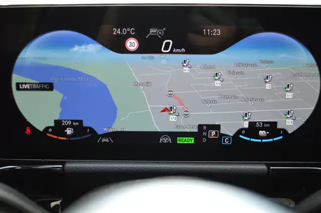 Mercedes-Benz GLA view 19