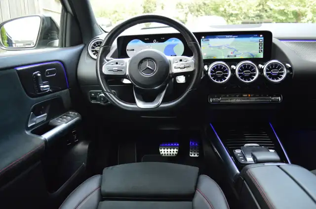 Mercedes-Benz GLA view 4