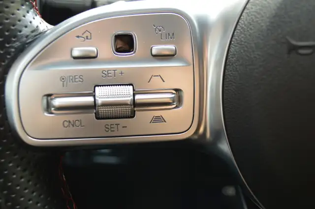 Mercedes-Benz GLA view 17