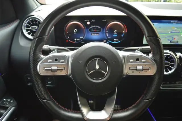Mercedes-Benz GLA view 16