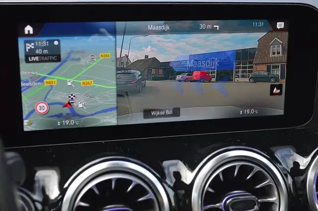 Mercedes-Benz GLA view 30
