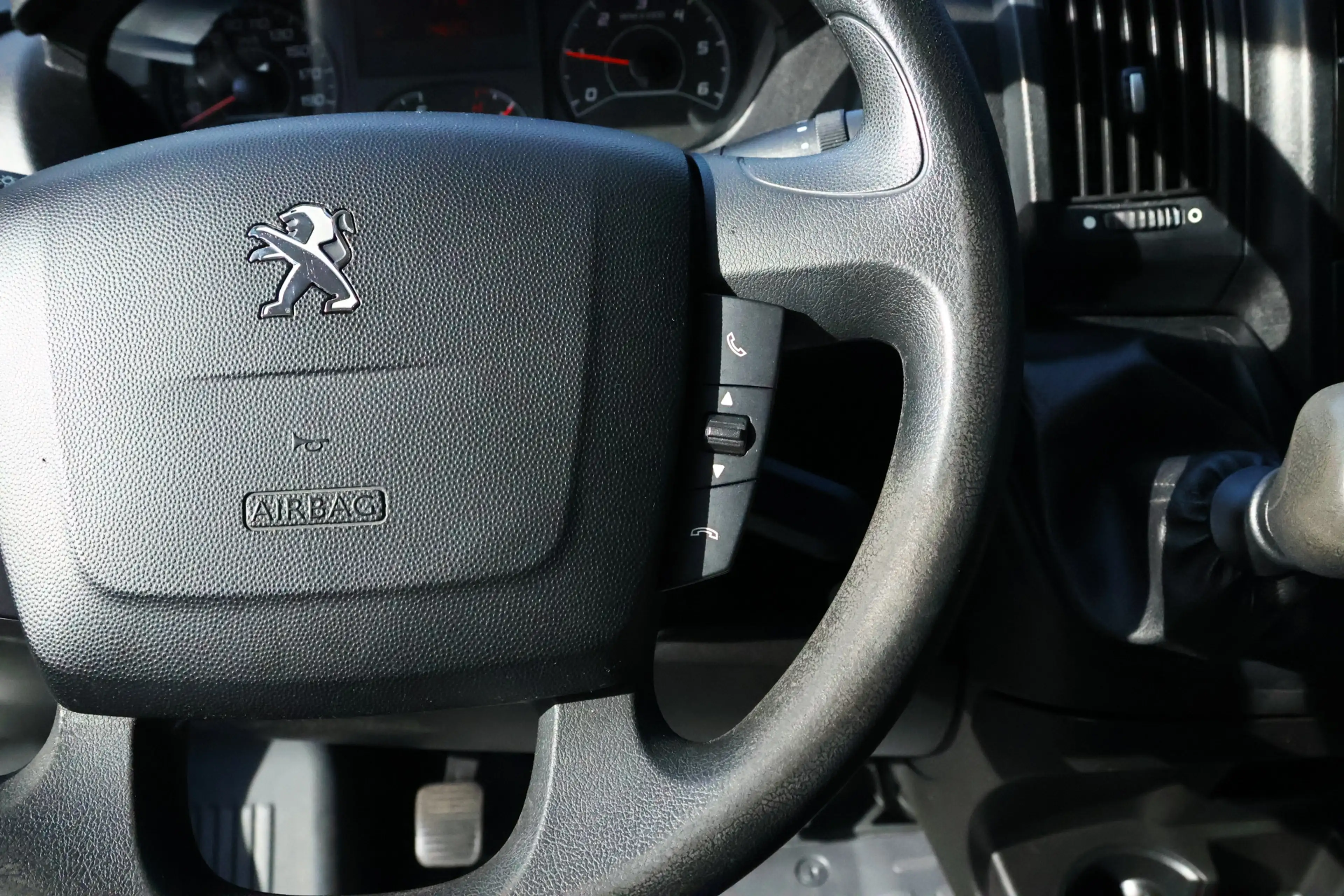 Peugeot Boxer 330 2.0 BlueHDI L2H2 Pro Navigatie / Camera / Trek — photo 21