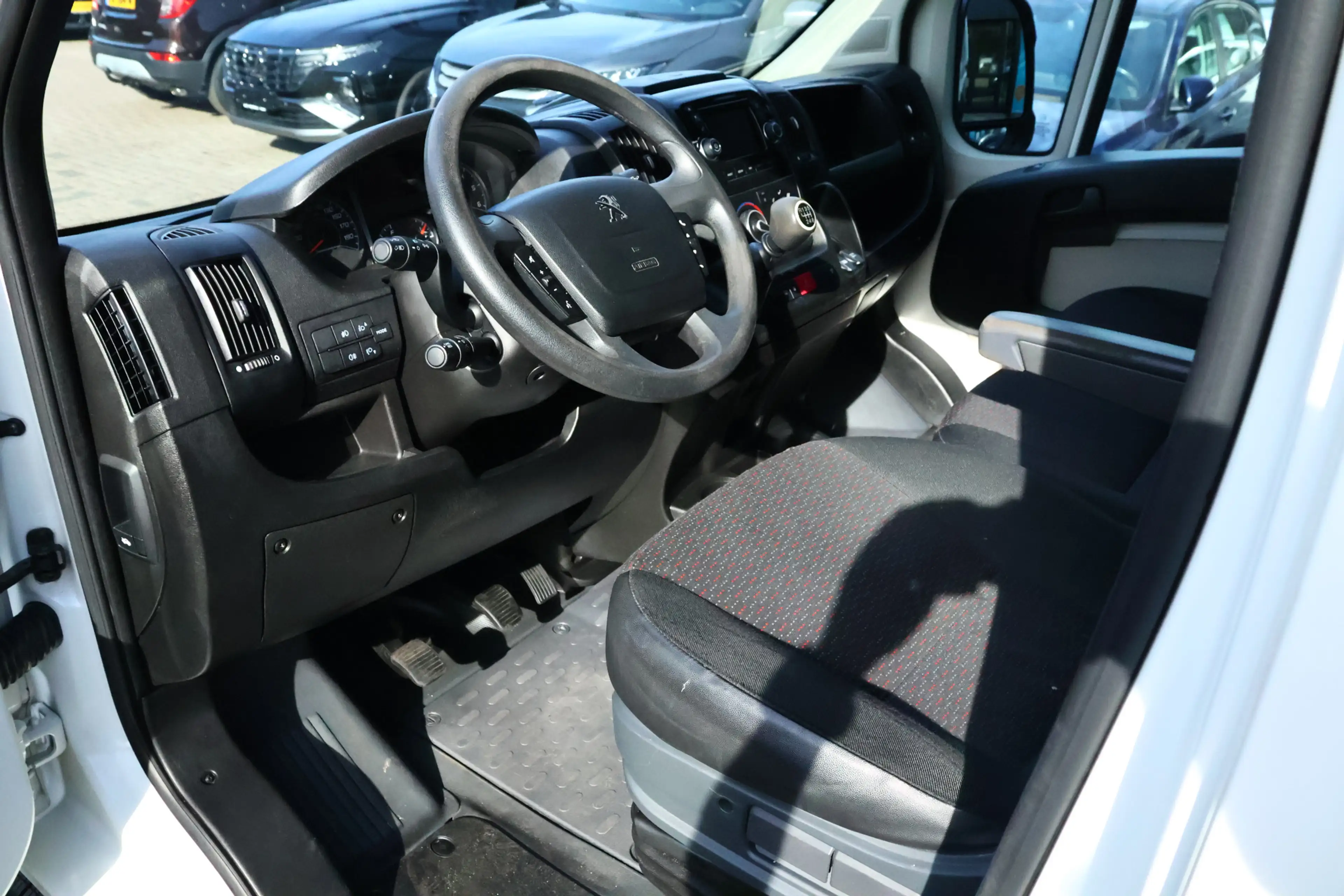 Peugeot Boxer 330 2.0 BlueHDI L2H2 Pro Navigatie / Camera / Trek — photo 14