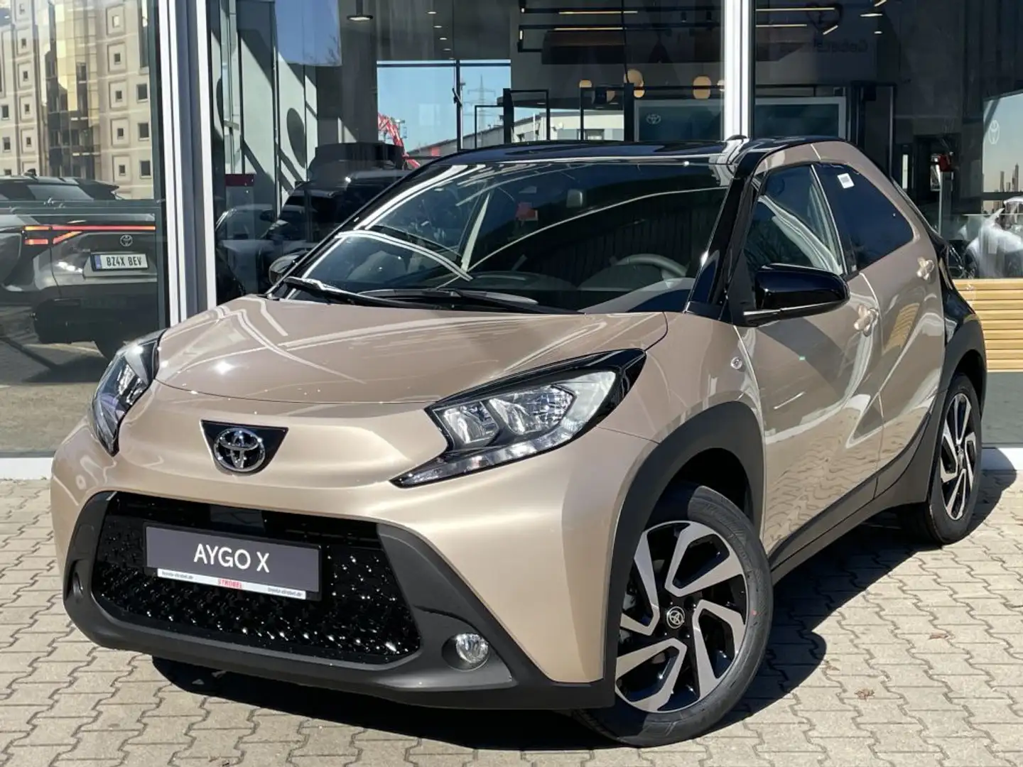 Toyota Aygo X S-CVT Teamplayer Beige - 2