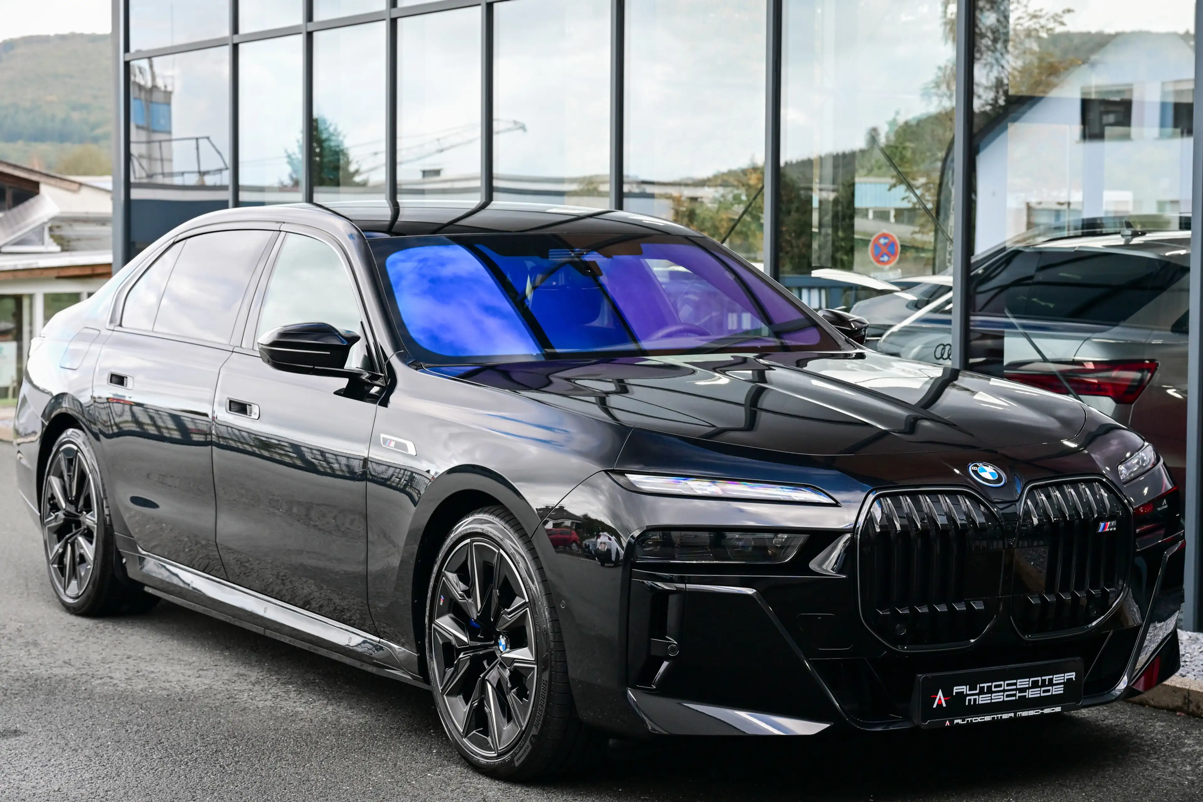 BMW i7 M70 xDrive Executive Lounge* Theatre Screen* — photo 3