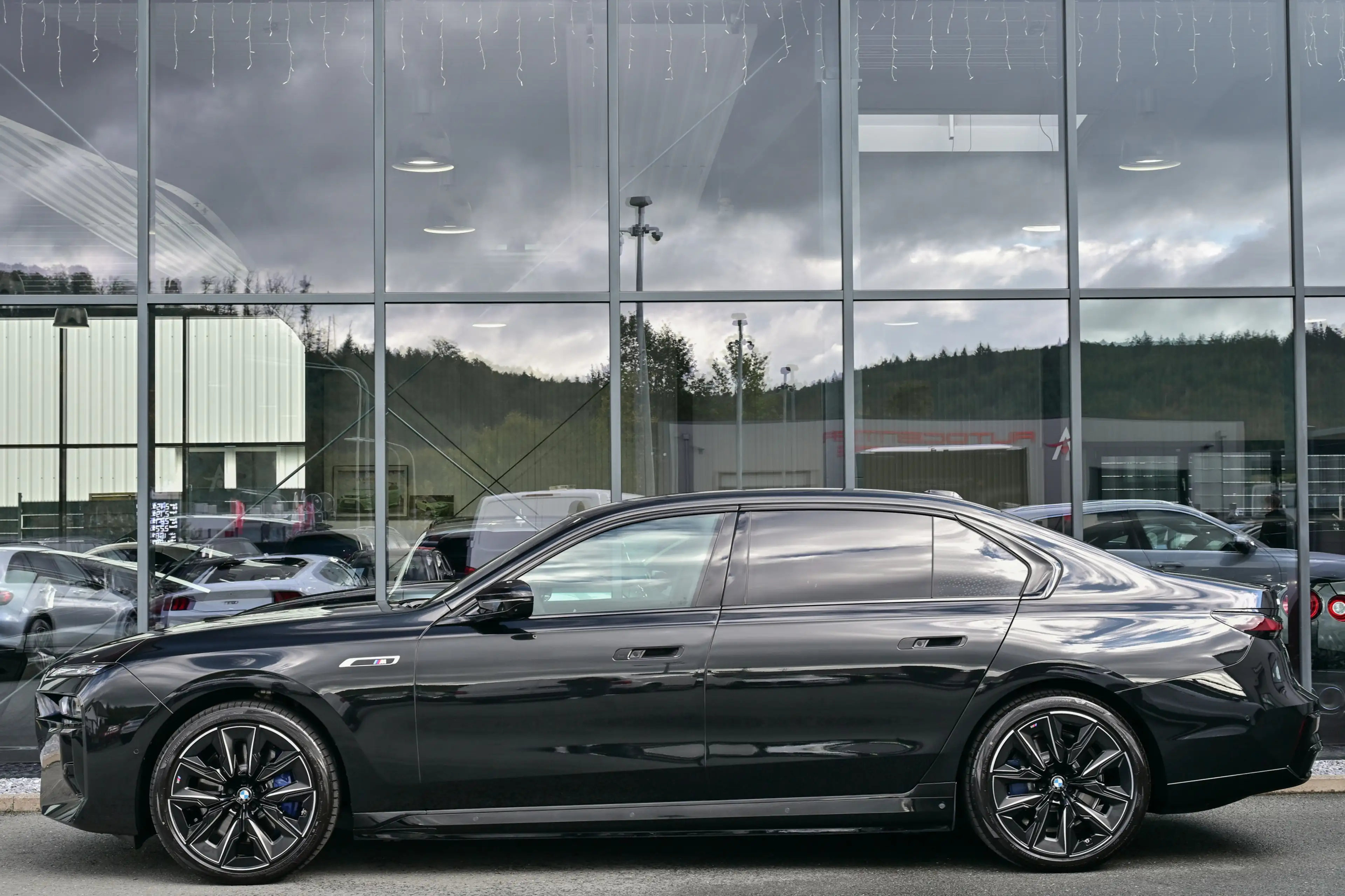 BMW i7 M70 xDrive Executive Lounge* Theatre Screen* — photo 6