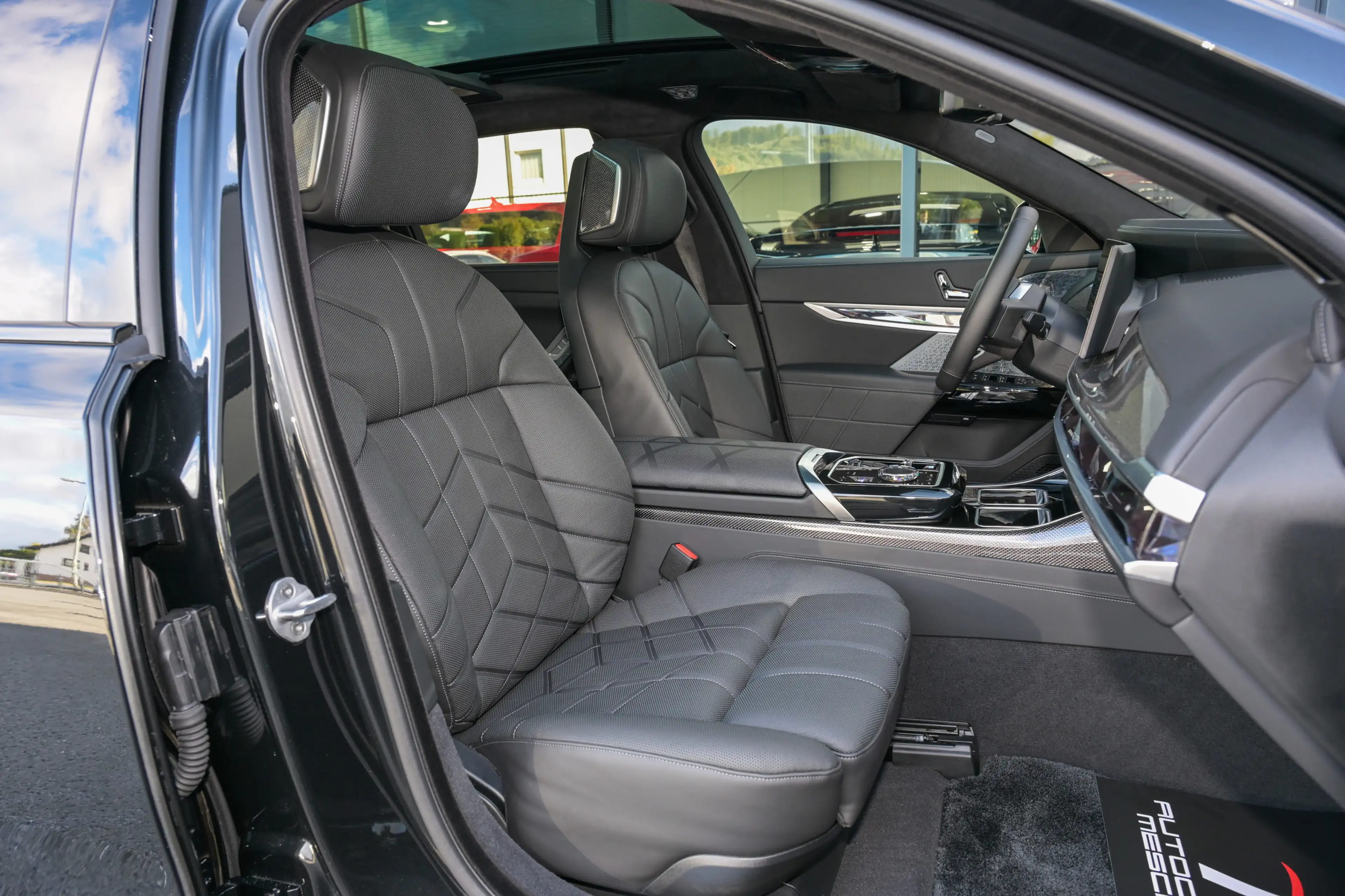 BMW i7 M70 xDrive Executive Lounge* Theatre Screen* — photo 13