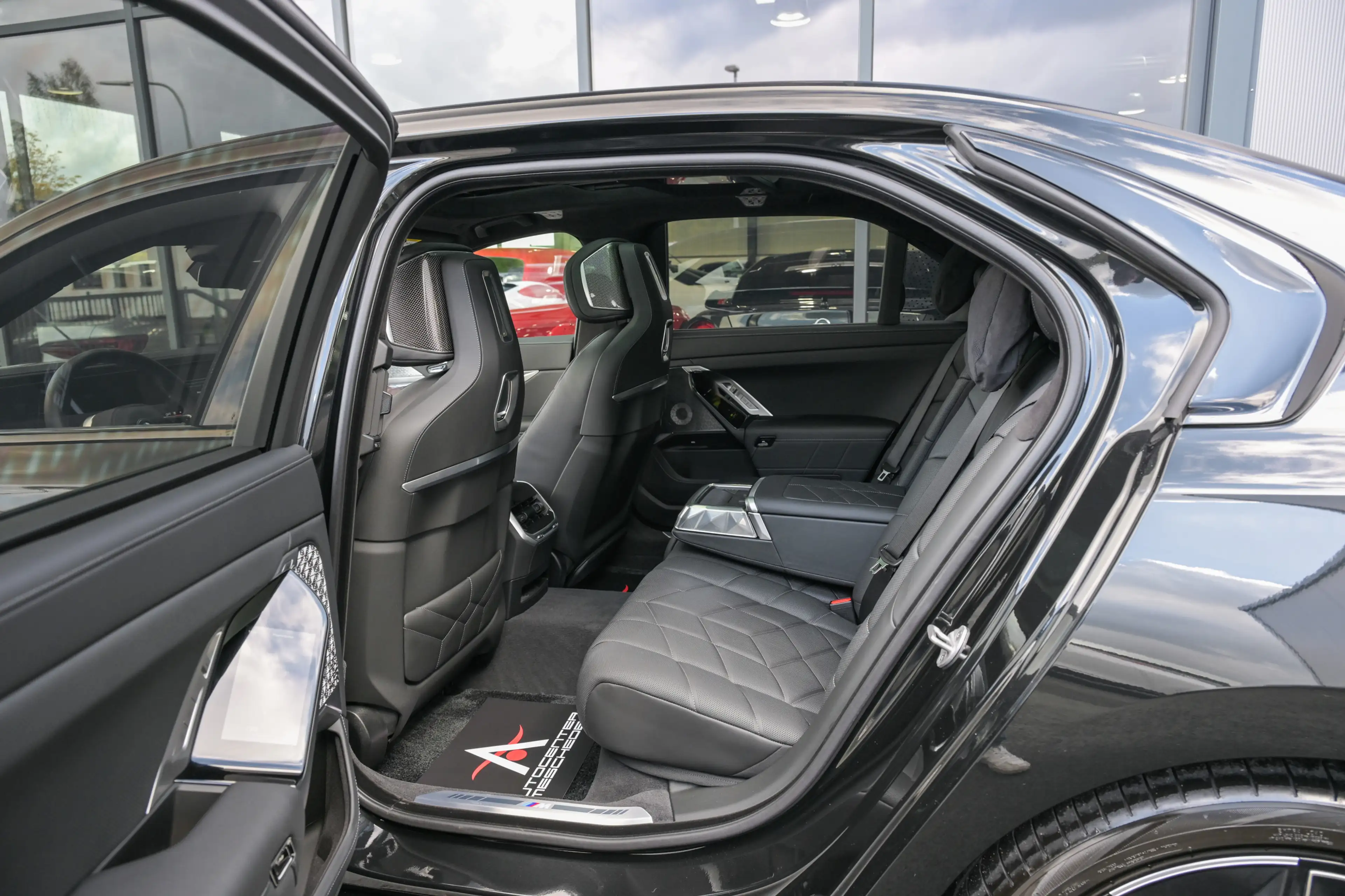 BMW i7 M70 xDrive Executive Lounge* Theatre Screen* — photo 15