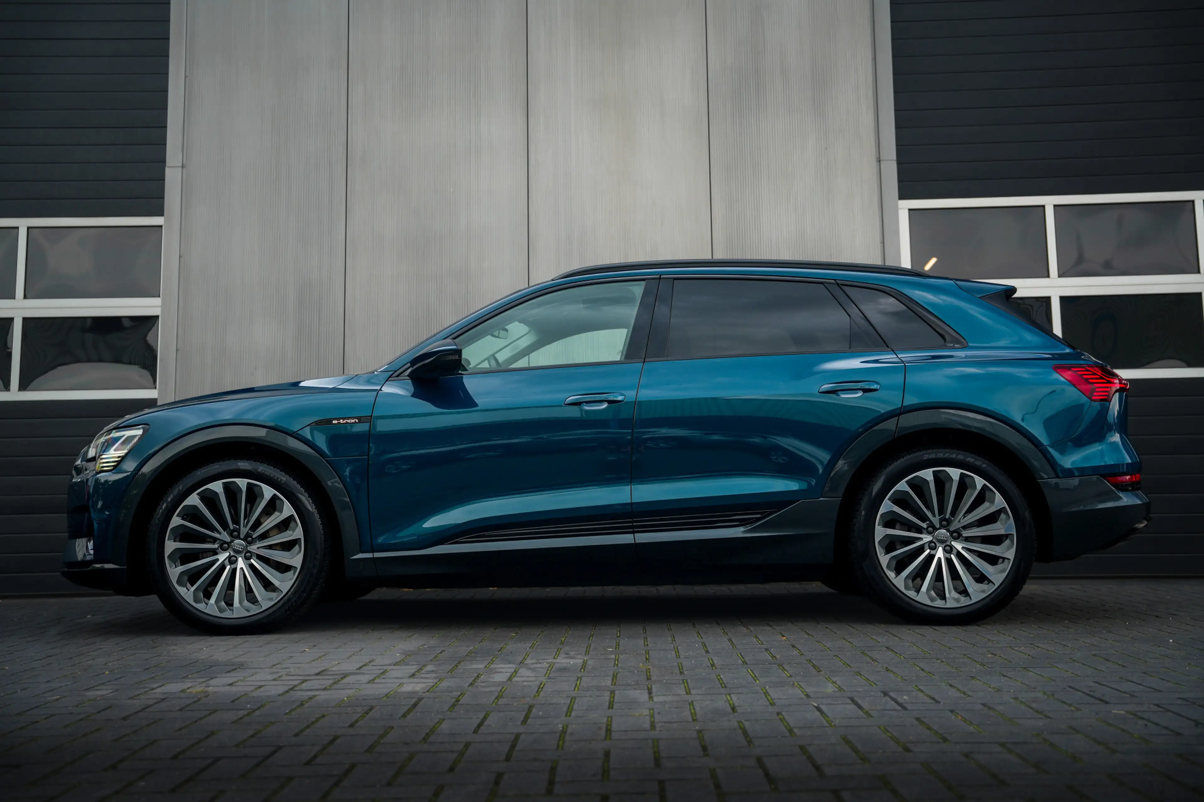 Audi e-tron 55 Quattro 408 pk Advanced 95 kWh Audi-Design / NL — photo 2