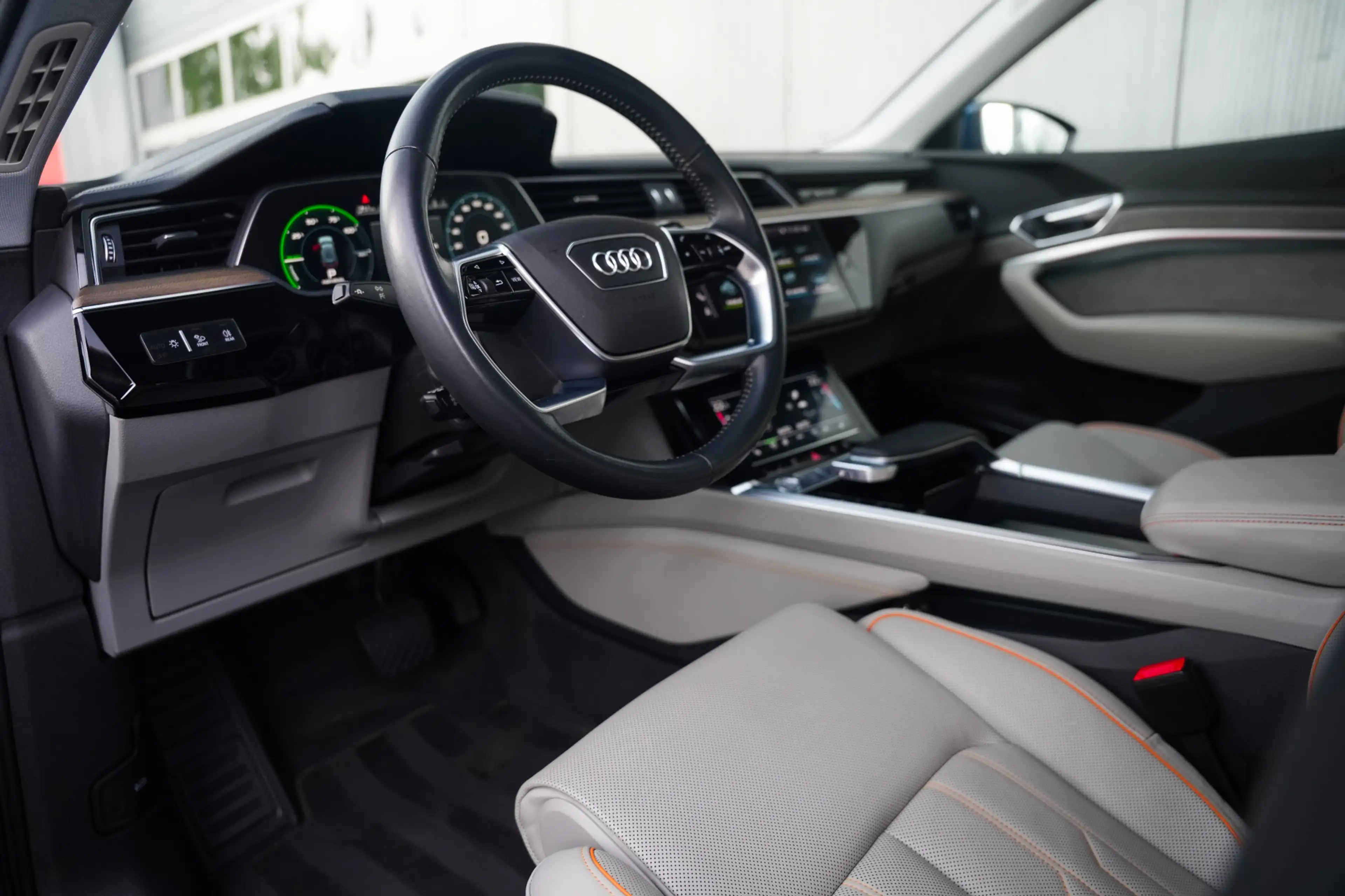 Audi e-tron 55 Quattro 408 pk Advanced 95 kWh Audi-Design / NL — photo 4