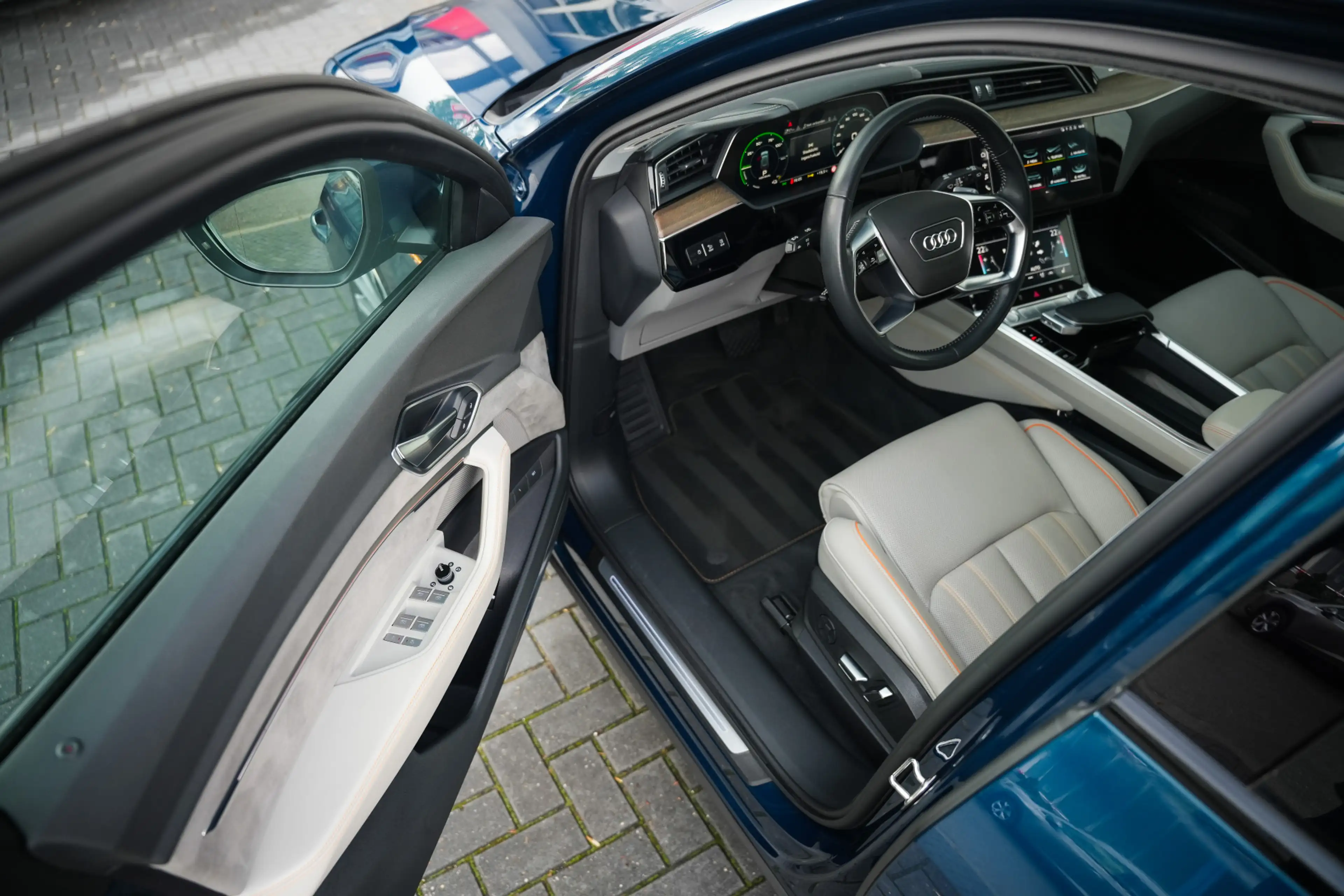 Audi e-tron 55 Quattro 408 pk Advanced 95 kWh Audi-Design / NL — photo 11