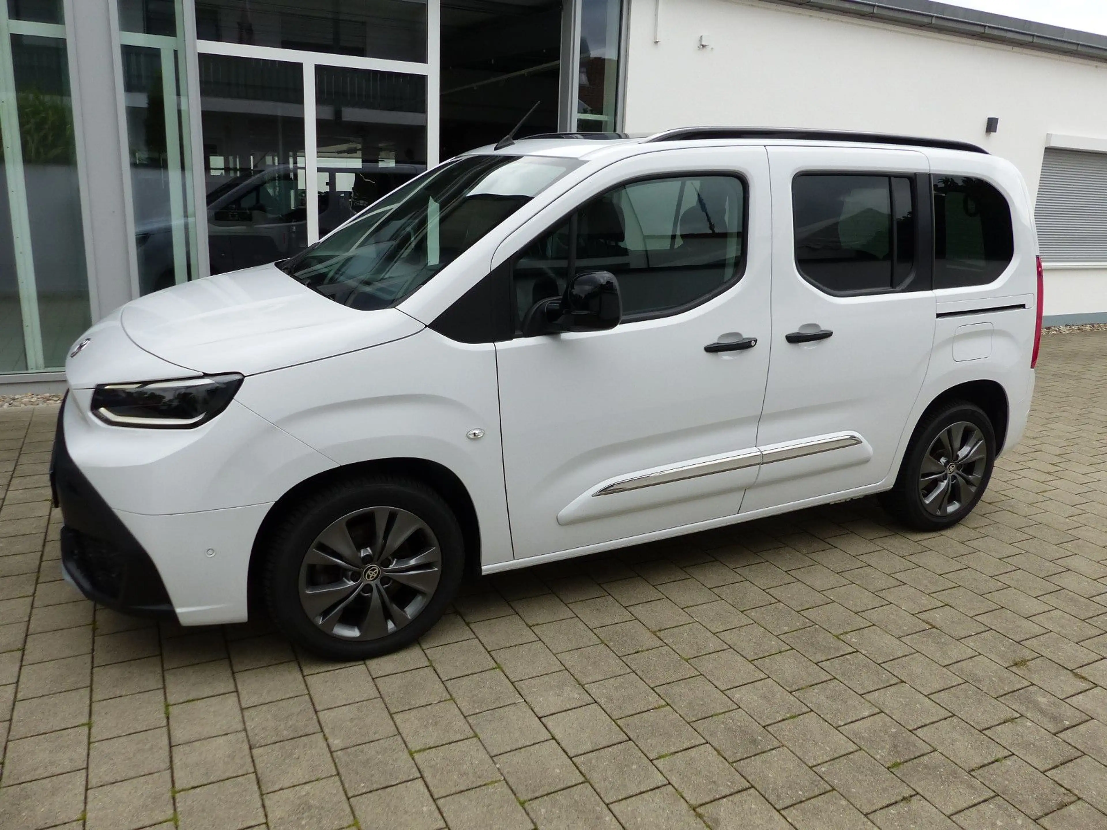 Toyota Proace City Verso 1.5 D Aut. Lounge PANO Navi — photo 3