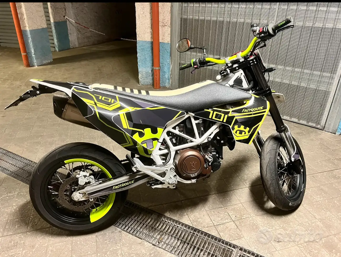 Husqvarna 701 Supermoto - 1