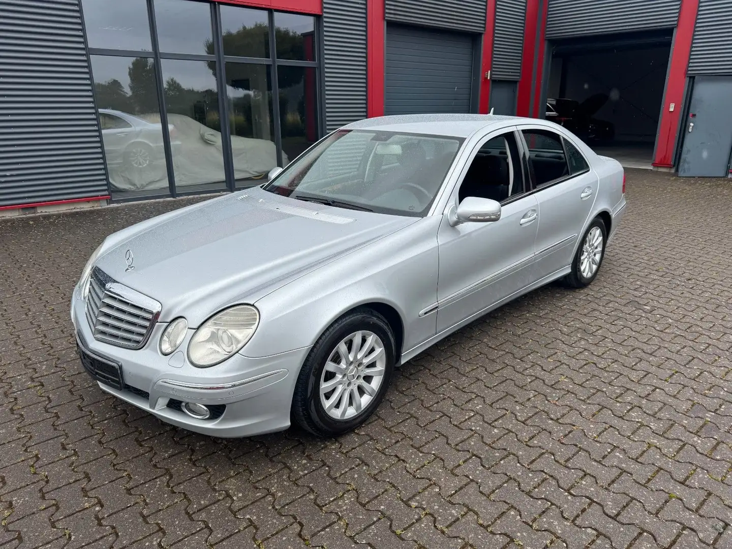 Mercedes-Benz E 220 CDI Lim. Elegance Navi AHK Xenon Comand Silber - 1