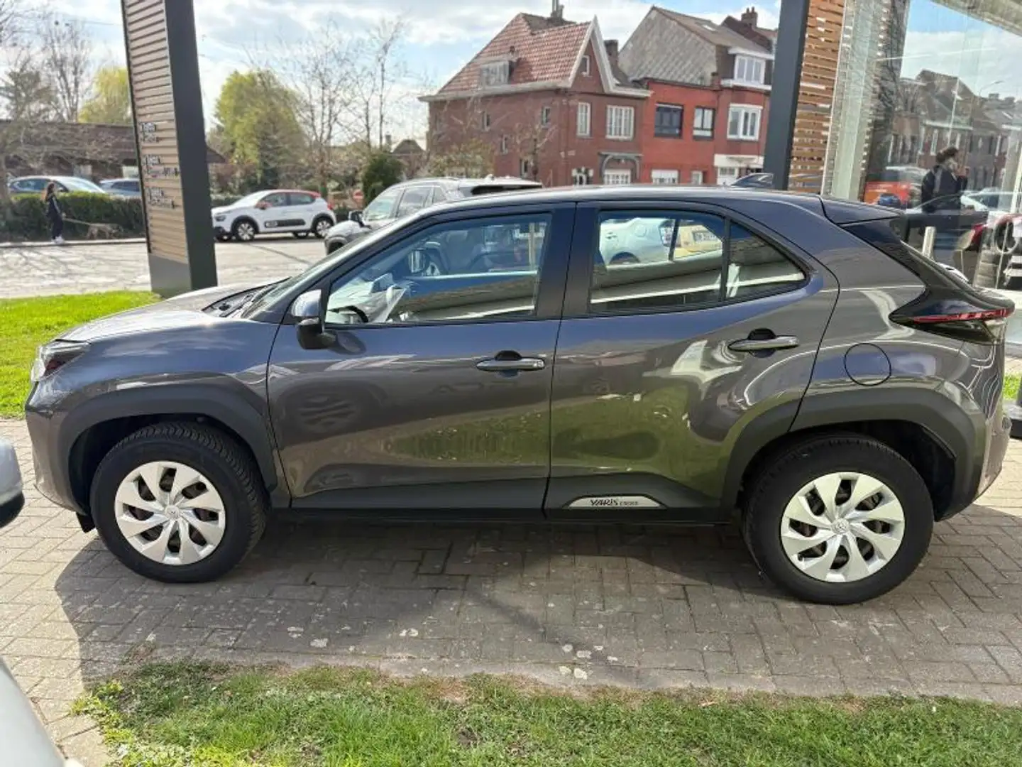 Toyota Yaris Cross Dynamic Gris - 2