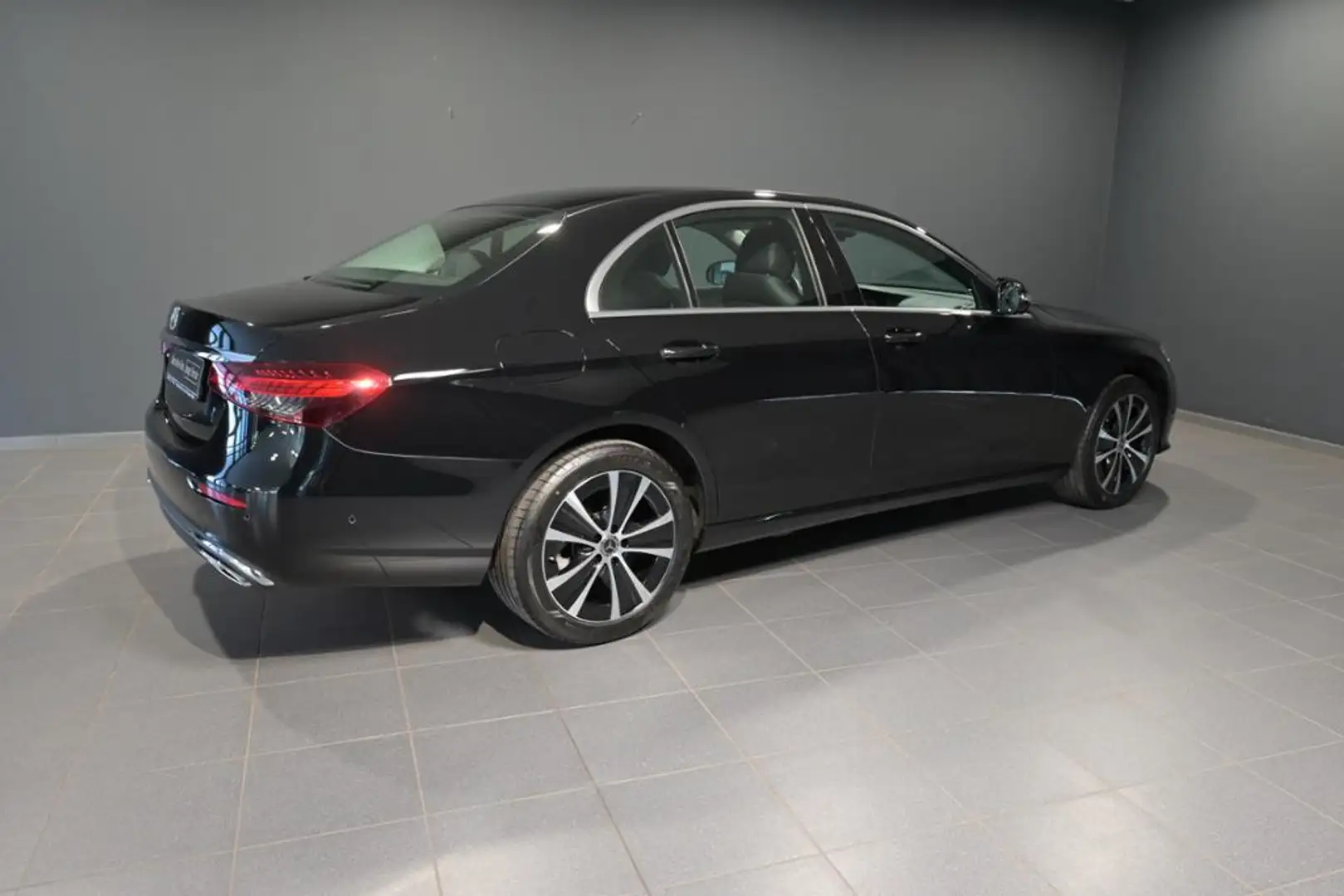 Mercedes-Benz E 200 d  AVANTGARDE/360'/SHD/TOTW/BUSINESS/SHZ Schwarz - 2