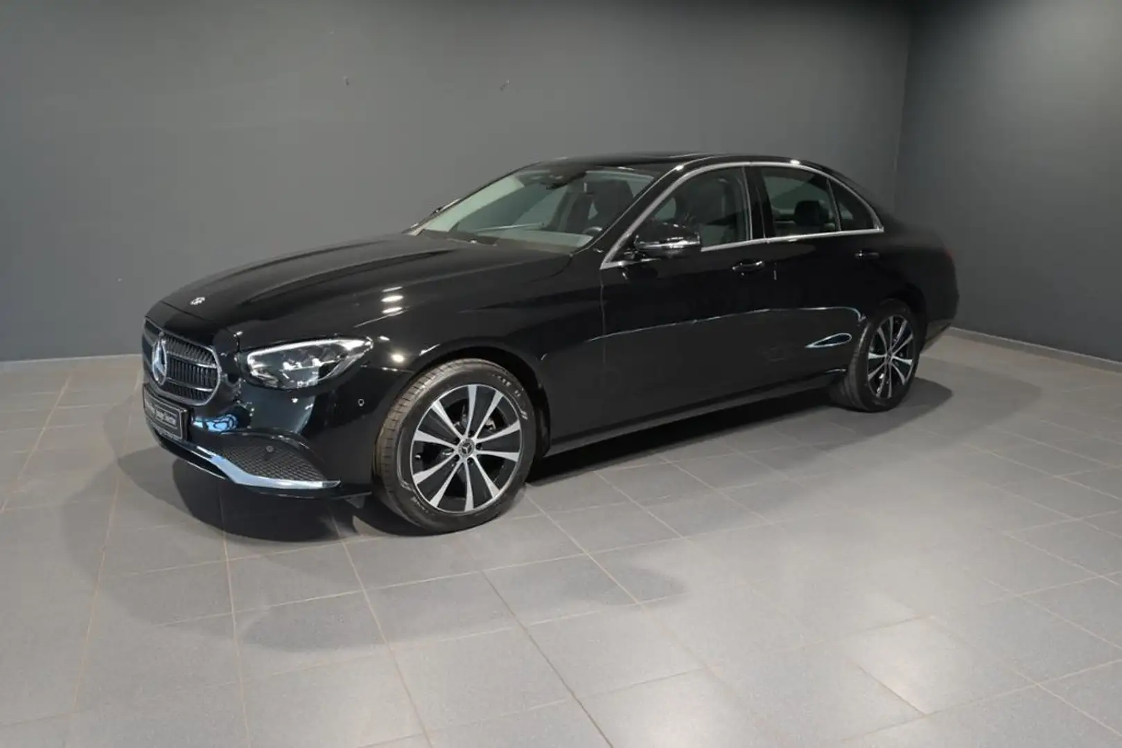 Mercedes-Benz E 200 d  AVANTGARDE/360'/SHD/TOTW/BUSINESS/SHZ Schwarz - 1