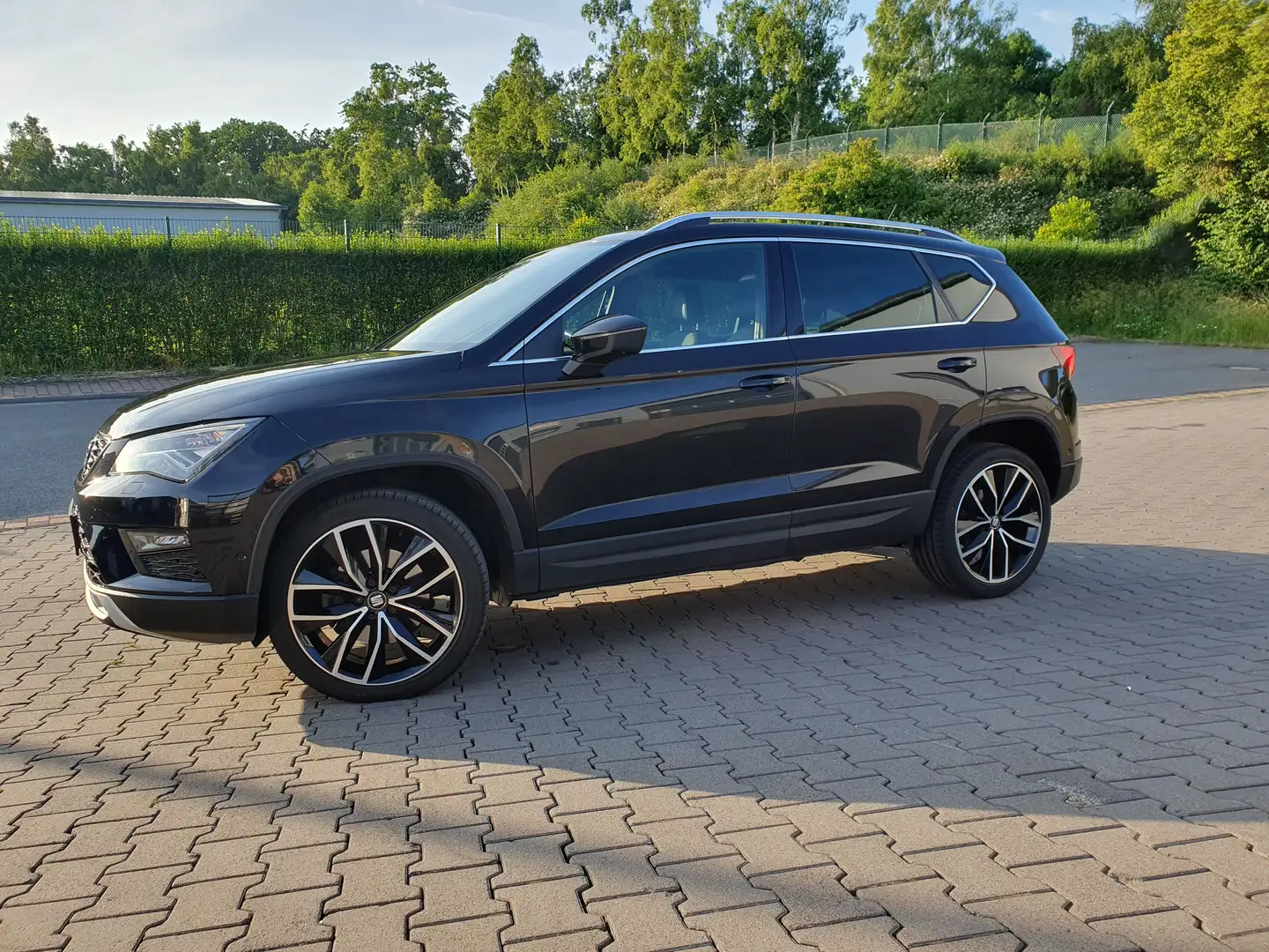 SEAT Ateca Ateca Diesel 2.0 TDI 4Drive DSG AHK Pano 360Grad Schwarz - 1