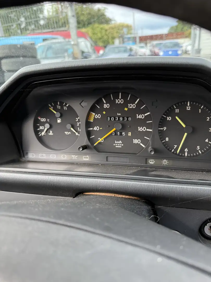 Mercedes-Benz 200 w124 200D oldtimer - 2