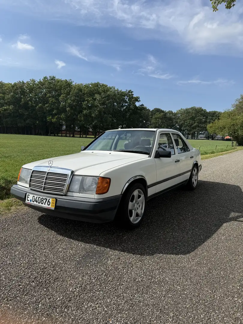 Mercedes-Benz 200 w124 200D oldtimer - 1