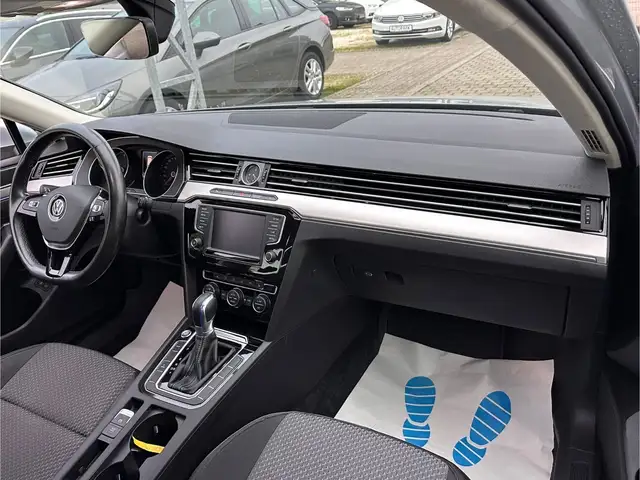 Volkswagen Passat view 11
