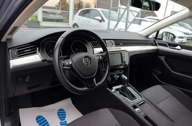 Volkswagen Passat view 8