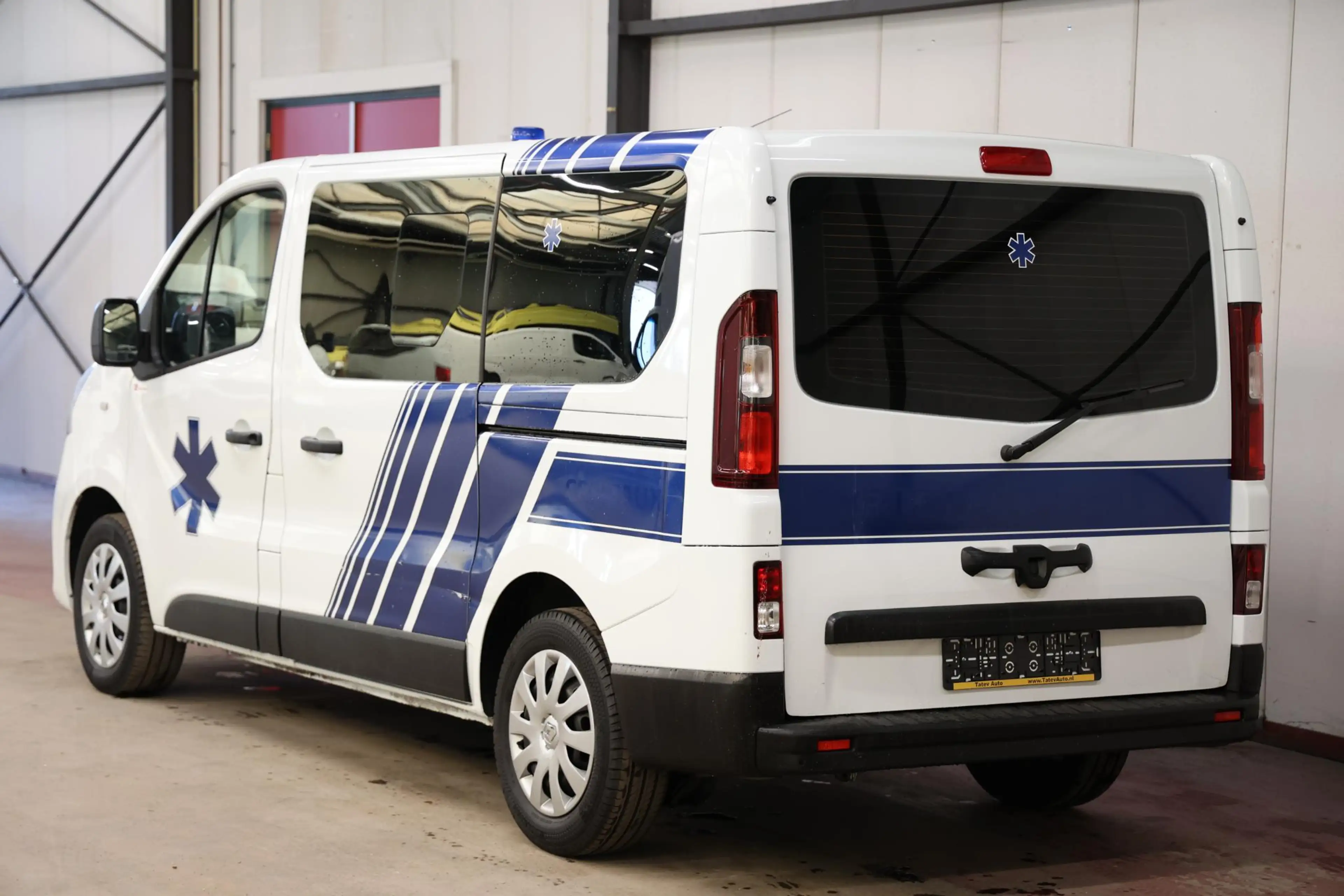 Renault Trafic AMBULANCE VSAV Rettungswagen Krankenwagen — photo 12