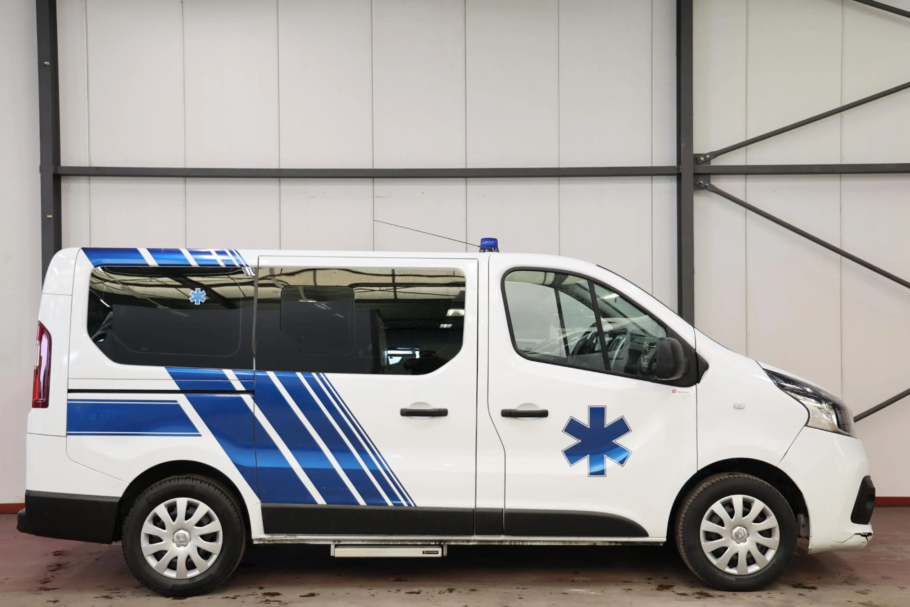 Renault Trafic AMBULANCE VSAV Rettungswagen Krankenwagen — photo 13