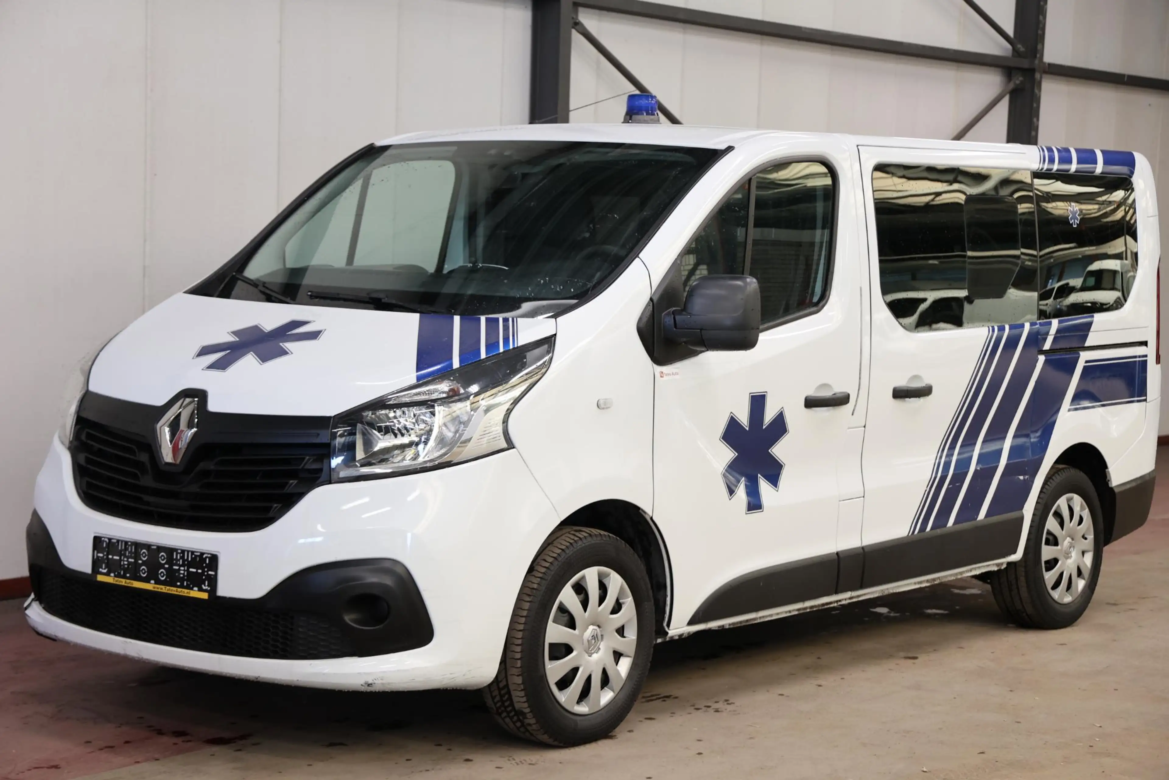 Renault Trafic AMBULANCE VSAV Rettungswagen Krankenwagen — photo 5