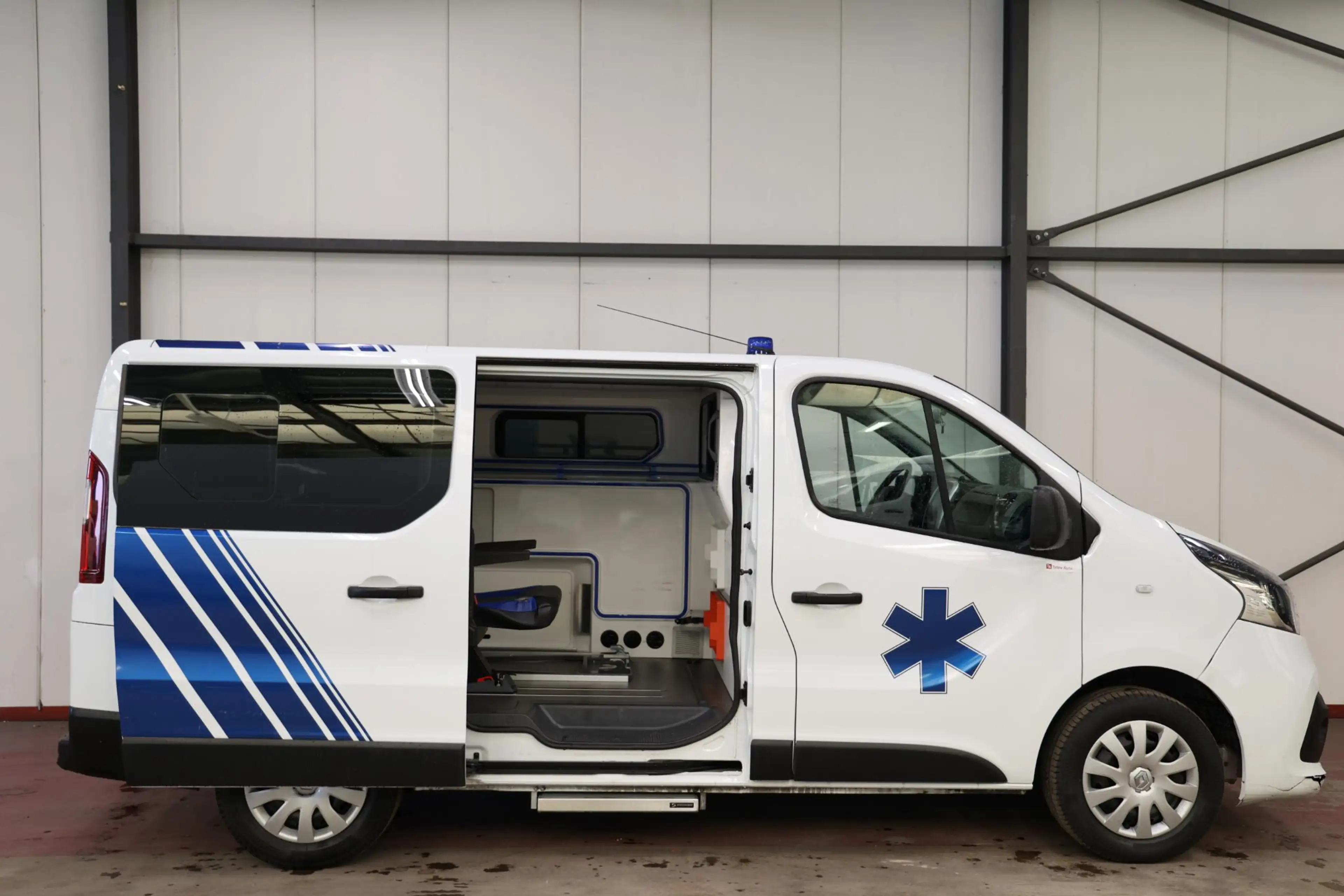 Renault Trafic AMBULANCE VSAV Rettungswagen Krankenwagen — photo 4