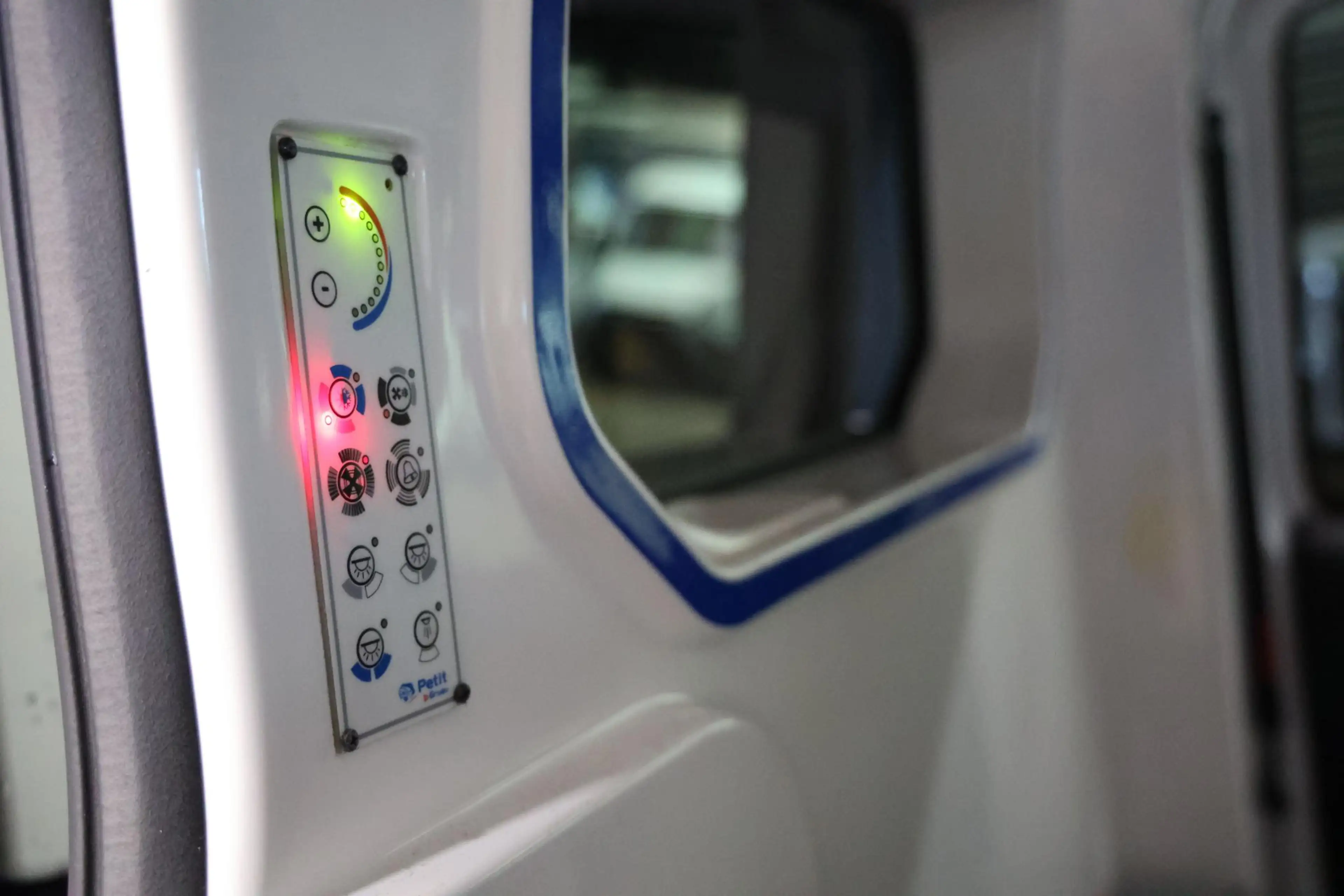 Renault Trafic AMBULANCE VSAV Rettungswagen Krankenwagen — photo 8