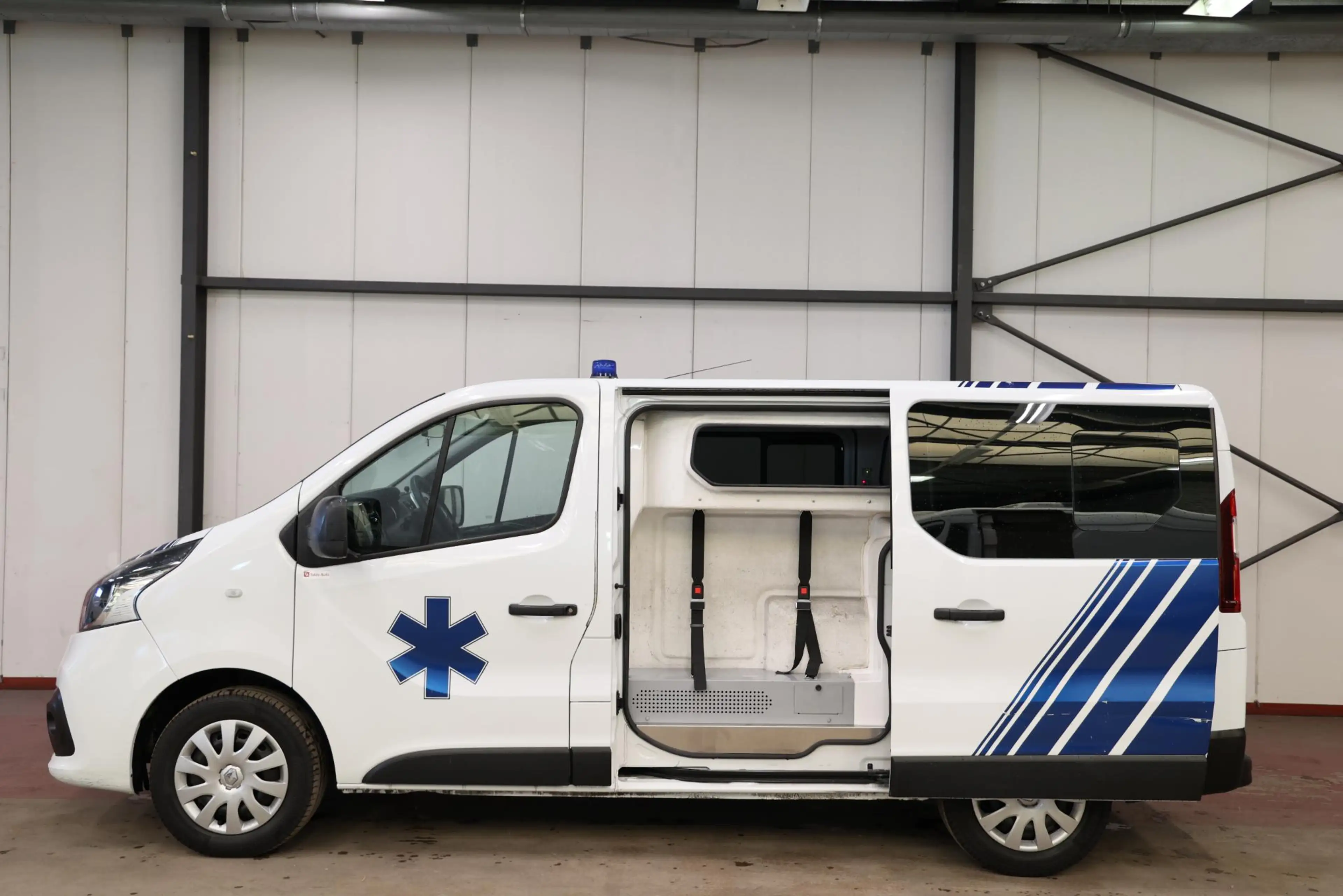 Renault Trafic AMBULANCE VSAV Rettungswagen Krankenwagen — photo 3