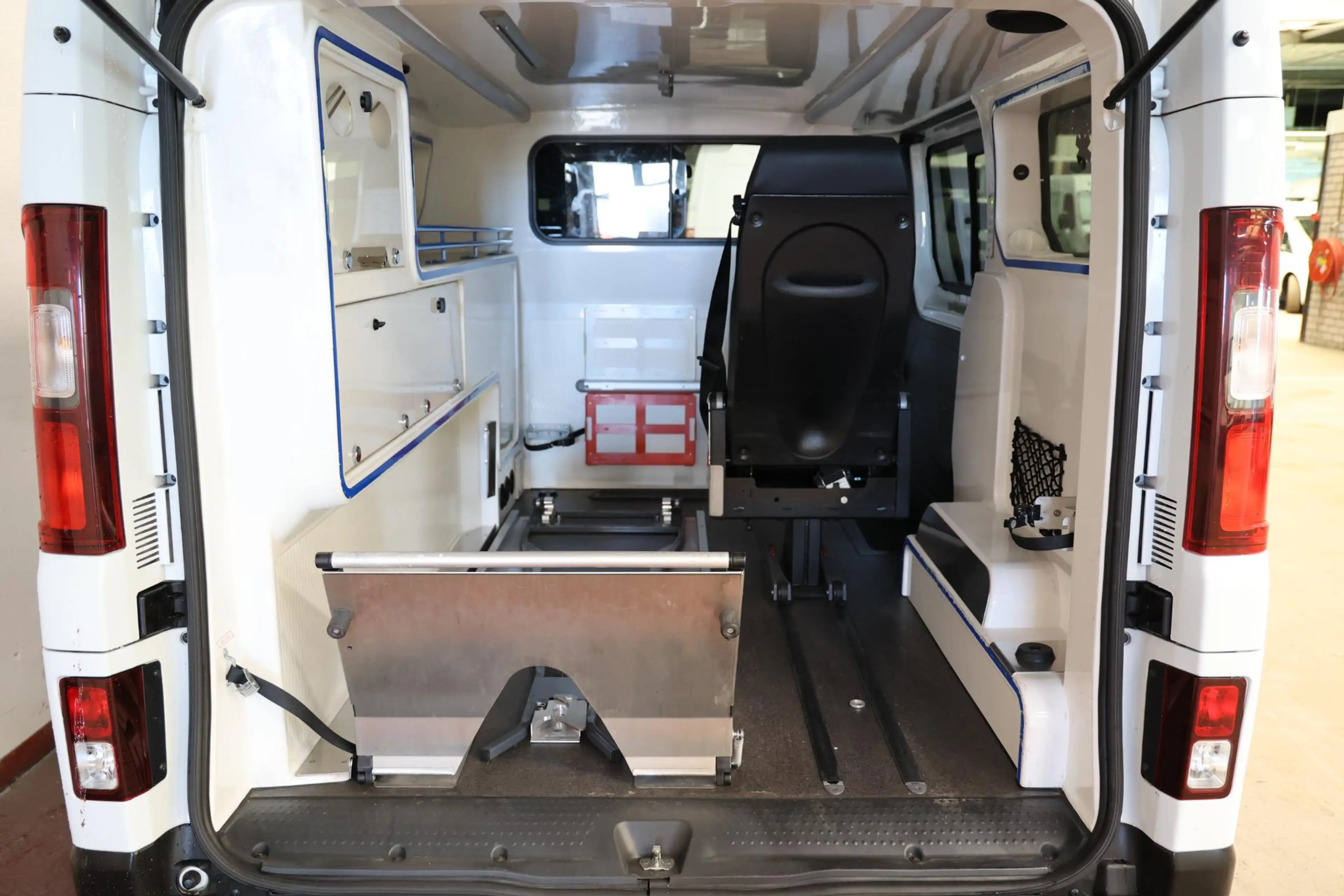 Renault Trafic AMBULANCE VSAV Rettungswagen Krankenwagen — photo 7