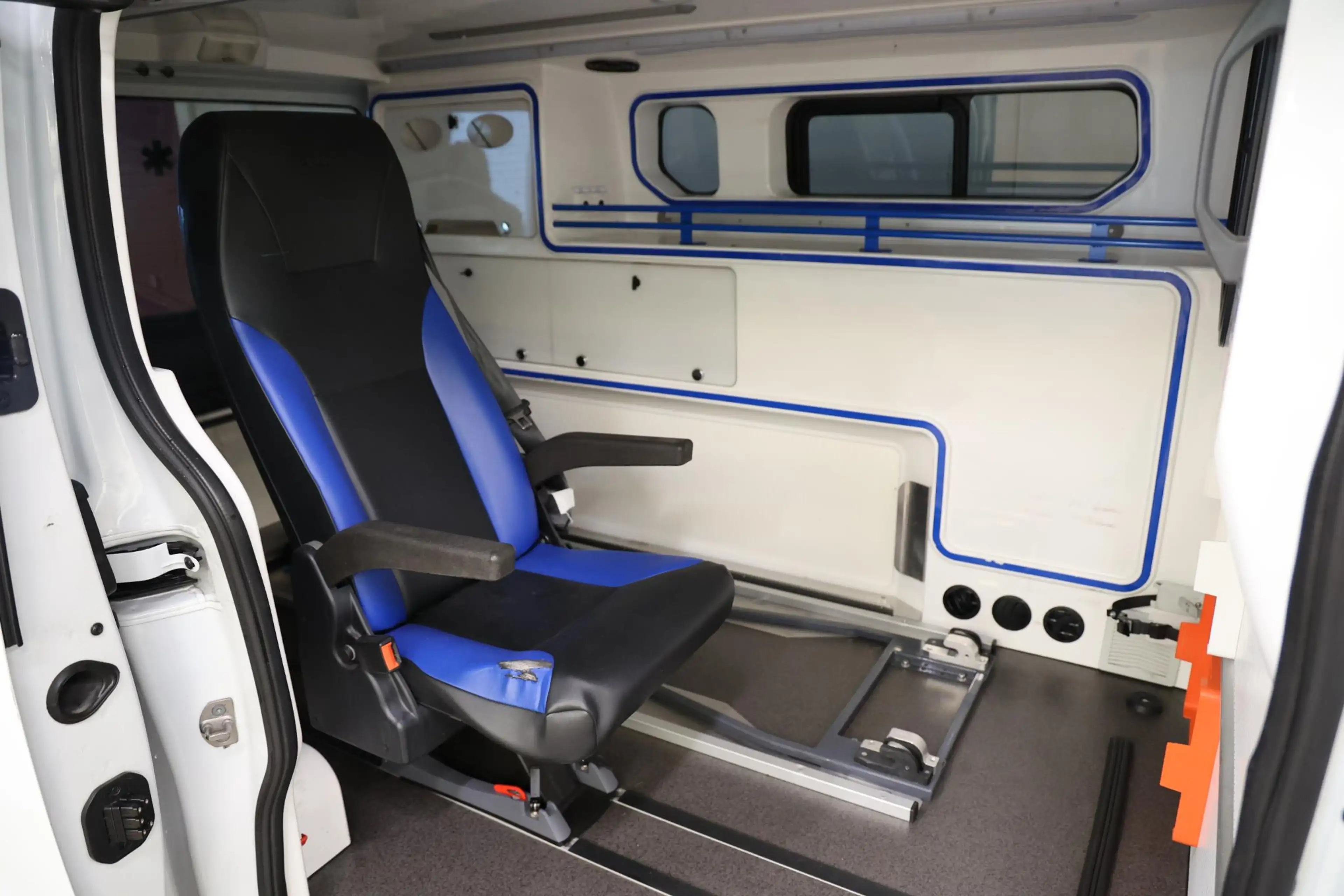 Renault Trafic AMBULANCE VSAV Rettungswagen Krankenwagen — photo 6