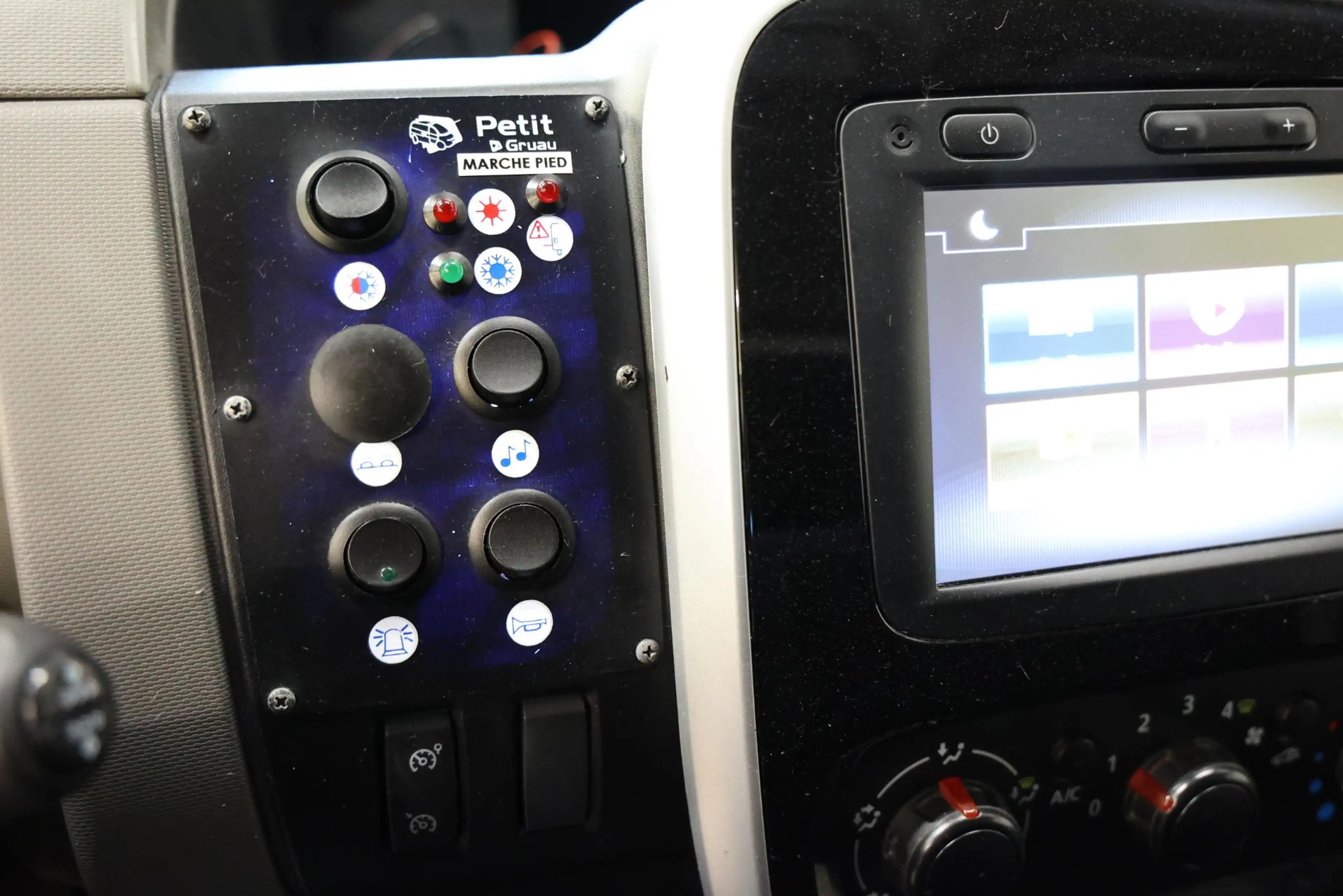 Renault Trafic AMBULANCE VSAV Rettungswagen Krankenwagen — photo 16