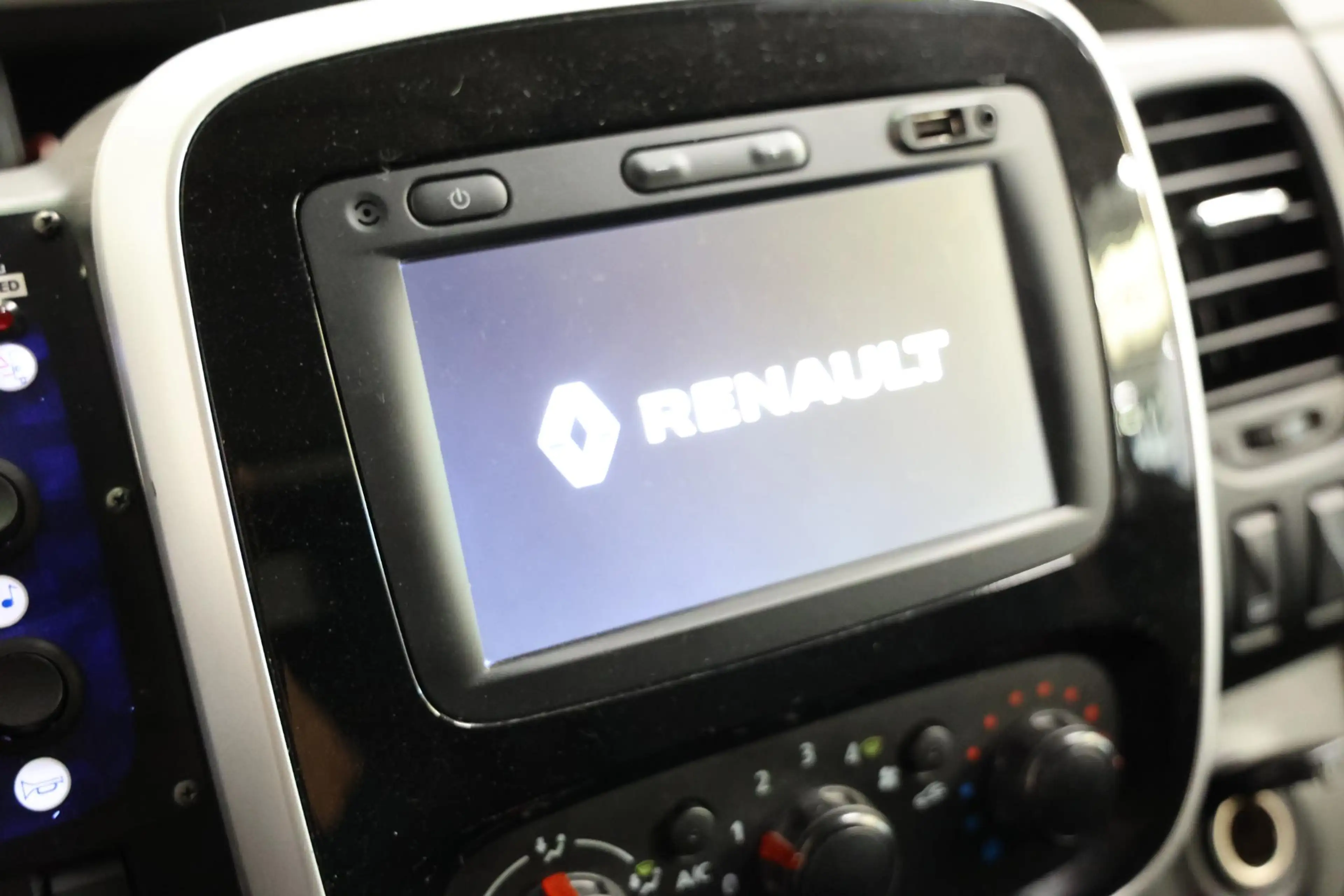 Renault Trafic AMBULANCE VSAV Rettungswagen Krankenwagen — photo 14