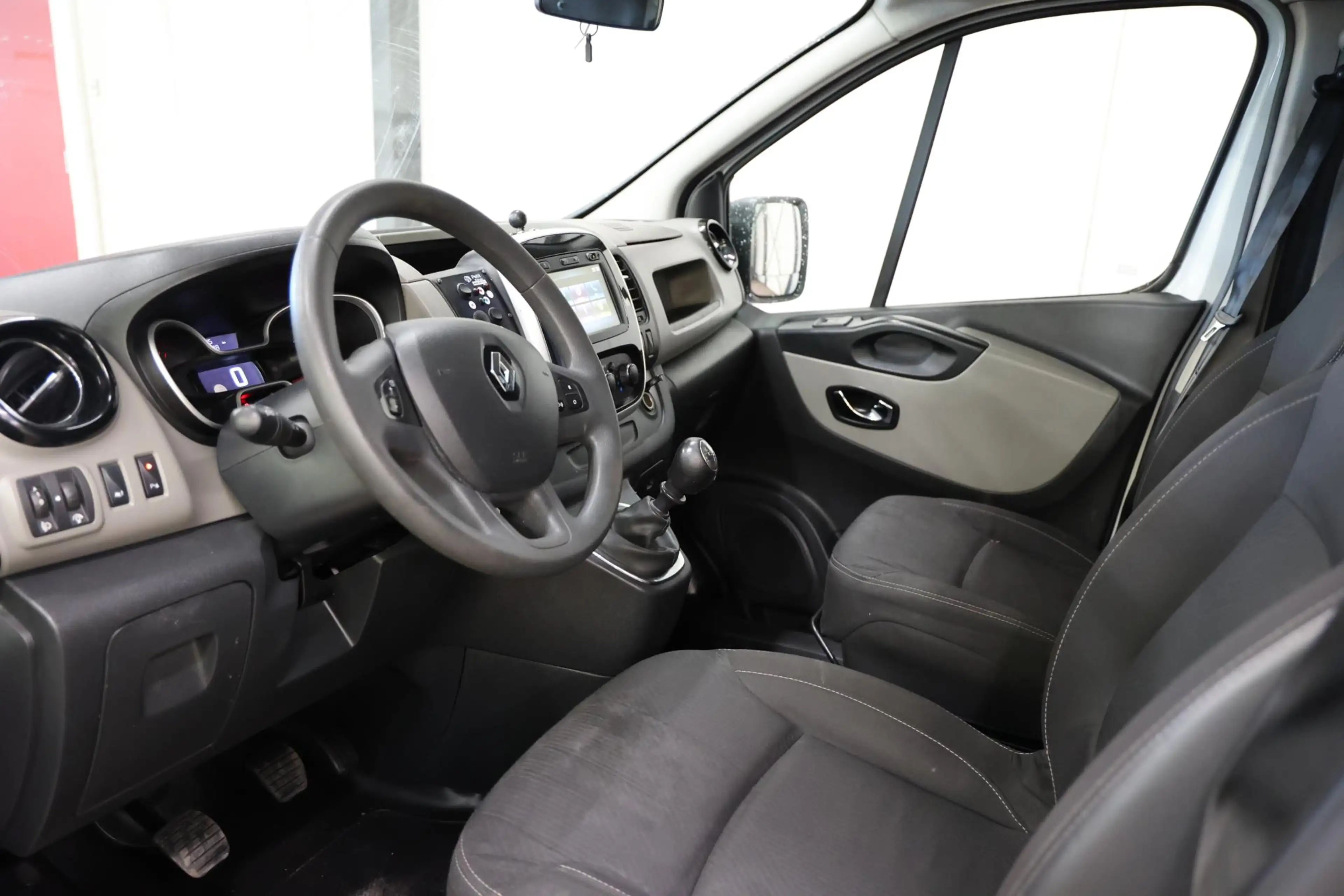 Renault Trafic AMBULANCE VSAV Rettungswagen Krankenwagen — photo 9