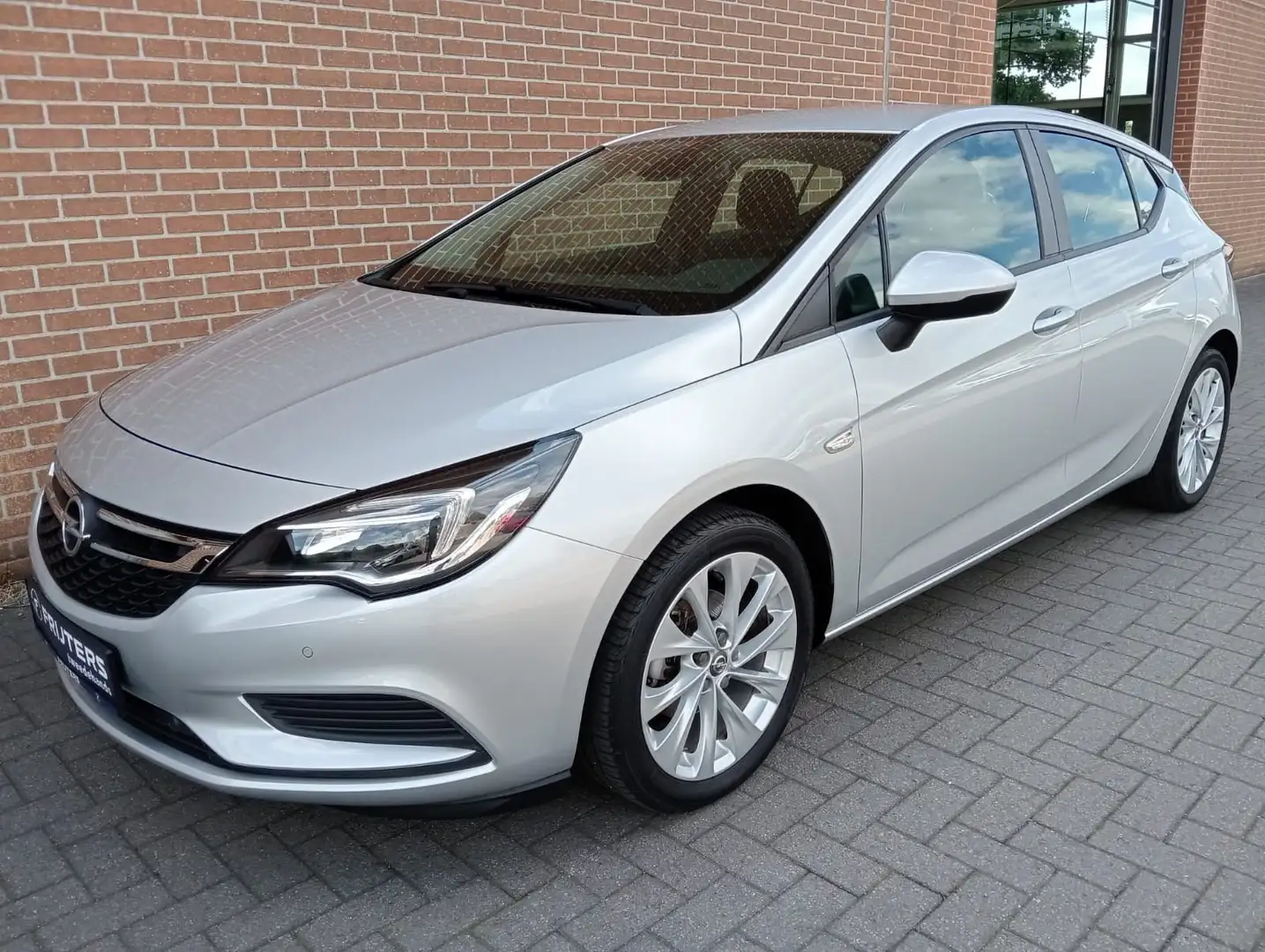 Opel Astra 1.4 Turbo Start/Stop 120 Years MT6 125PK srebrna - 1