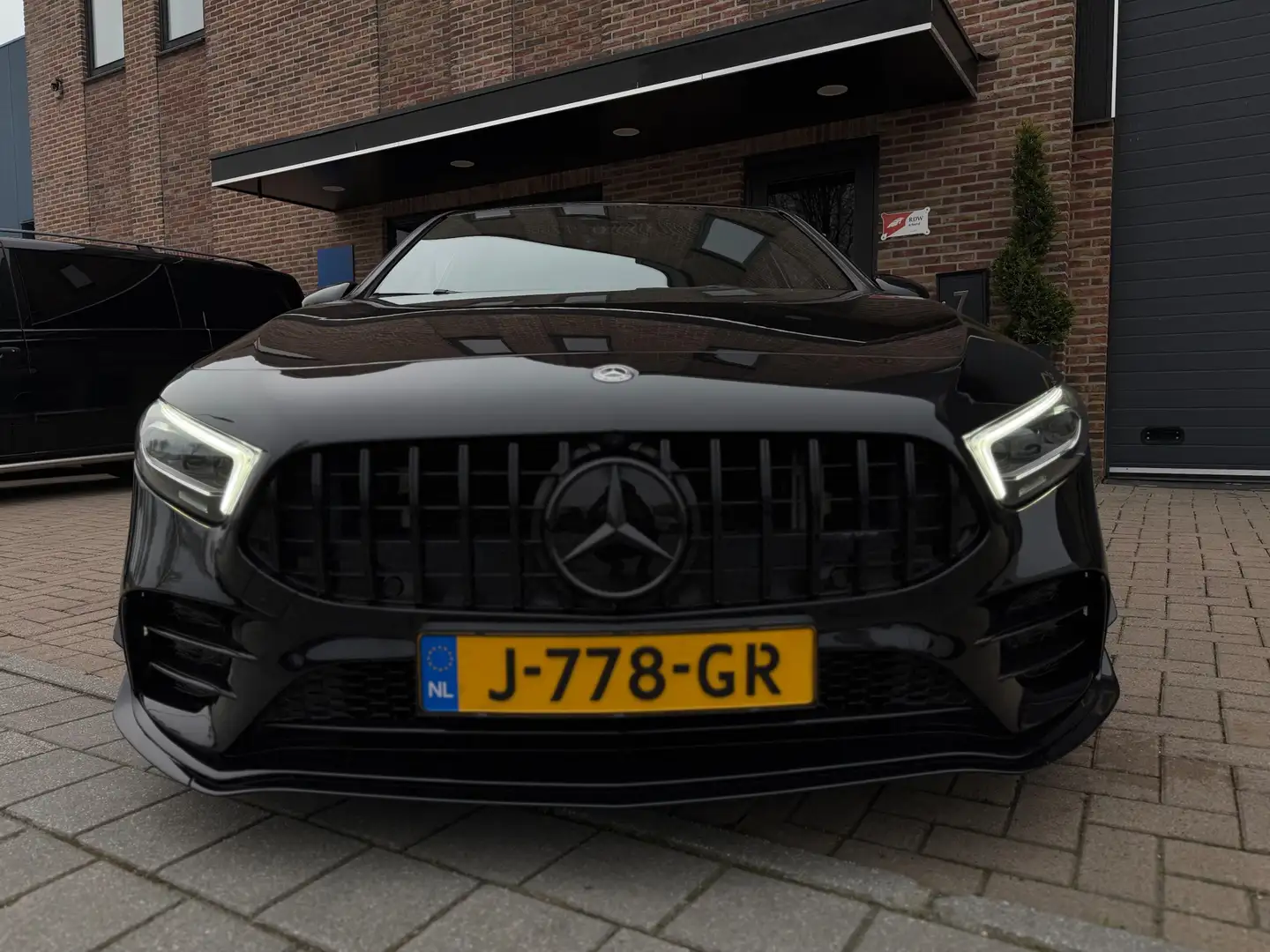 Mercedes-Benz A 35 AMG 4MATIC Premium Plus Pano Ambient Lighting Negro - 2