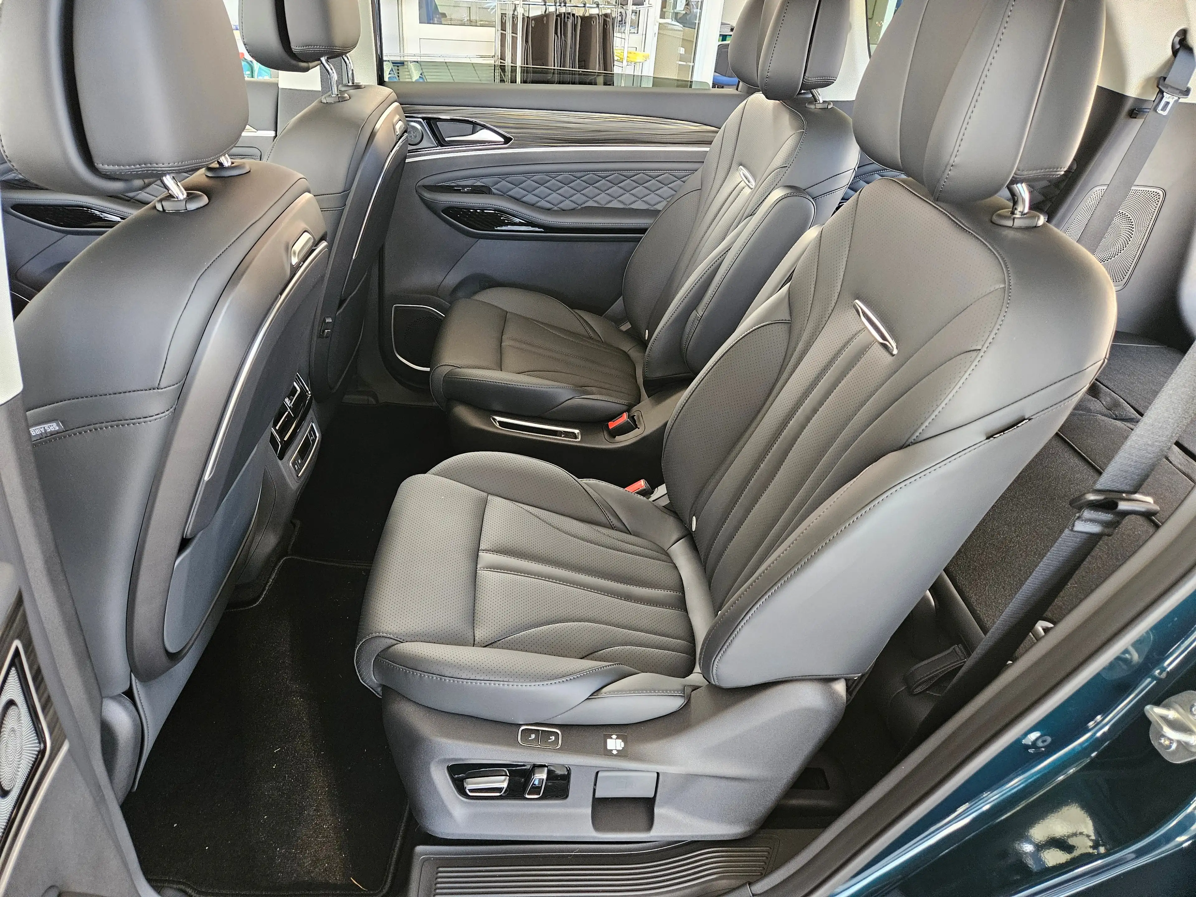 Forthing U-Tour 4 U-Tour PHEV — photo 14