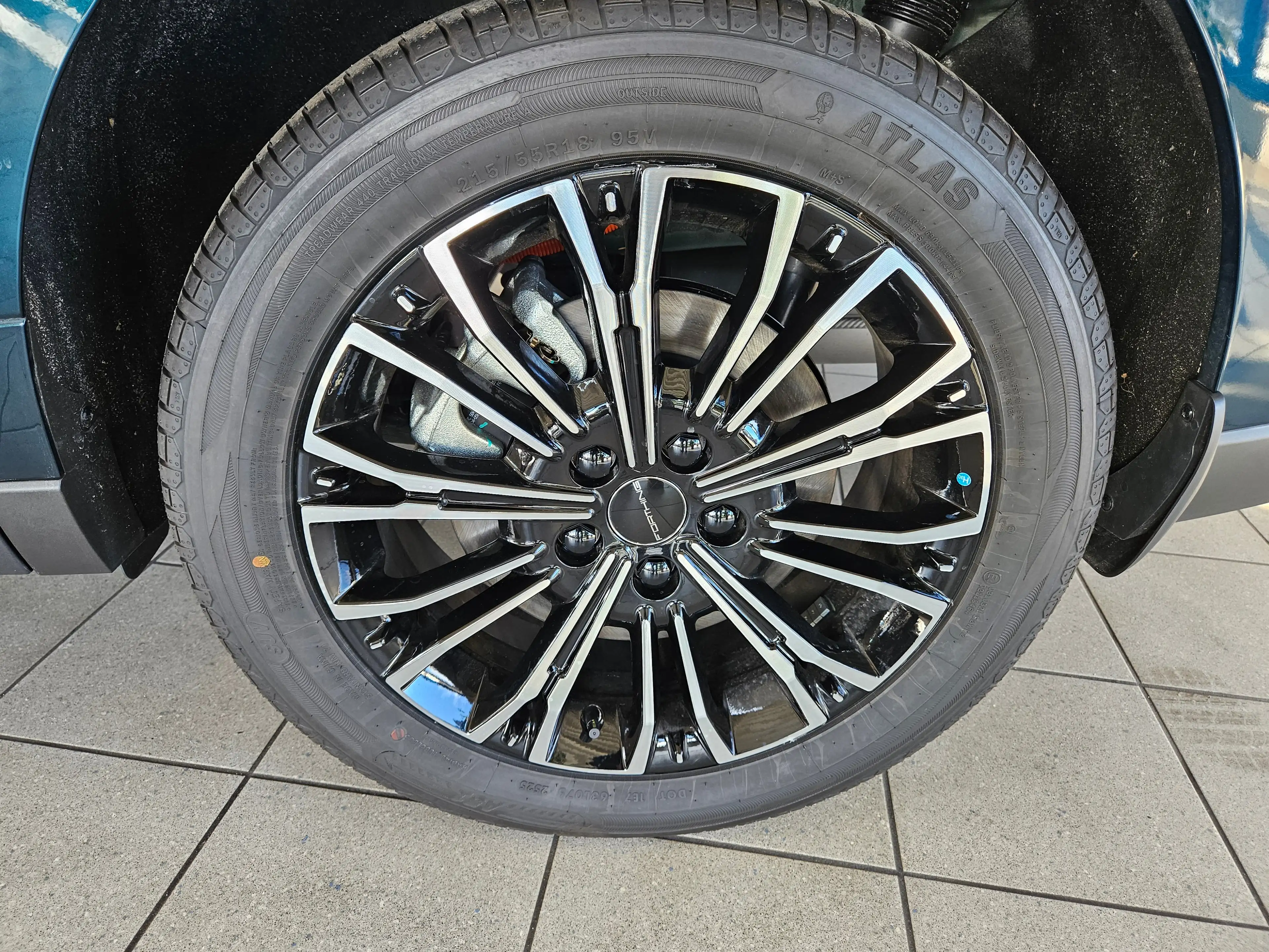 Forthing U-Tour 4 U-Tour PHEV — photo 11