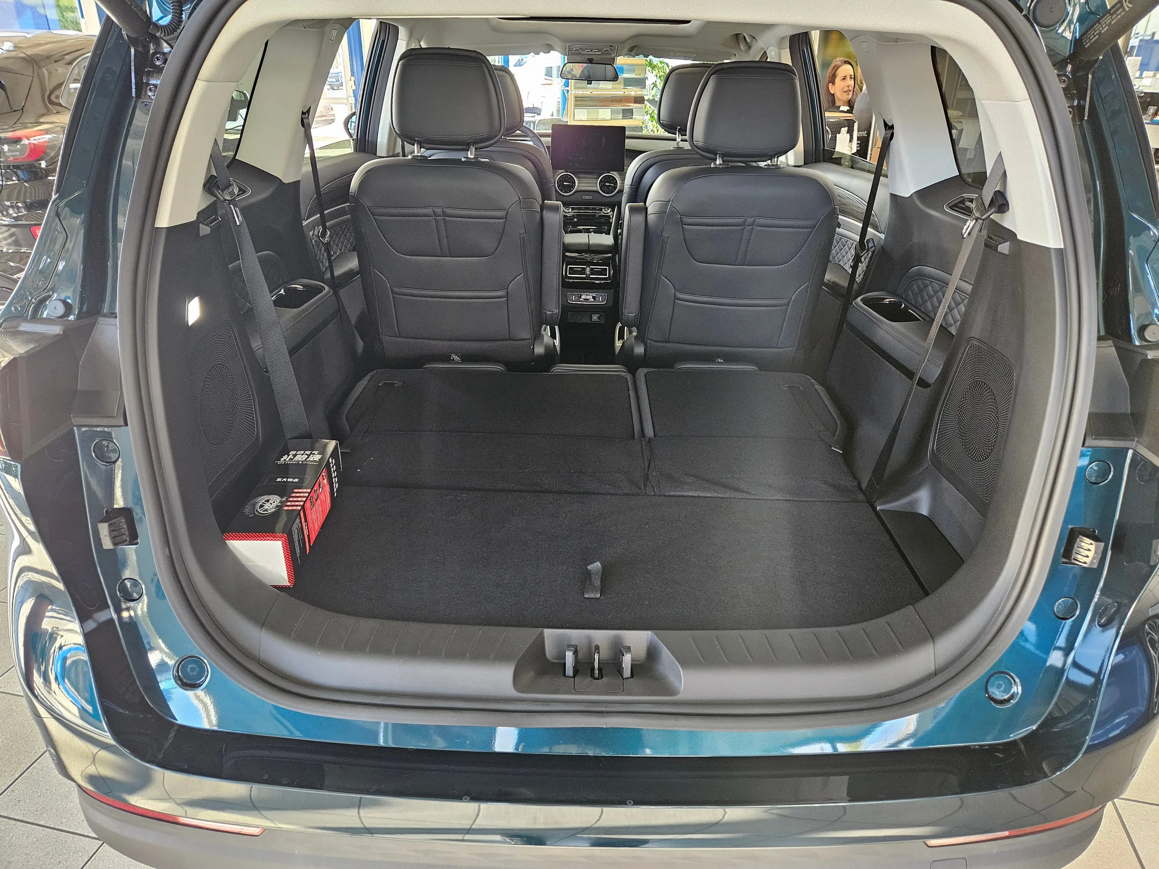 Forthing U-Tour 4 U-Tour PHEV — photo 9