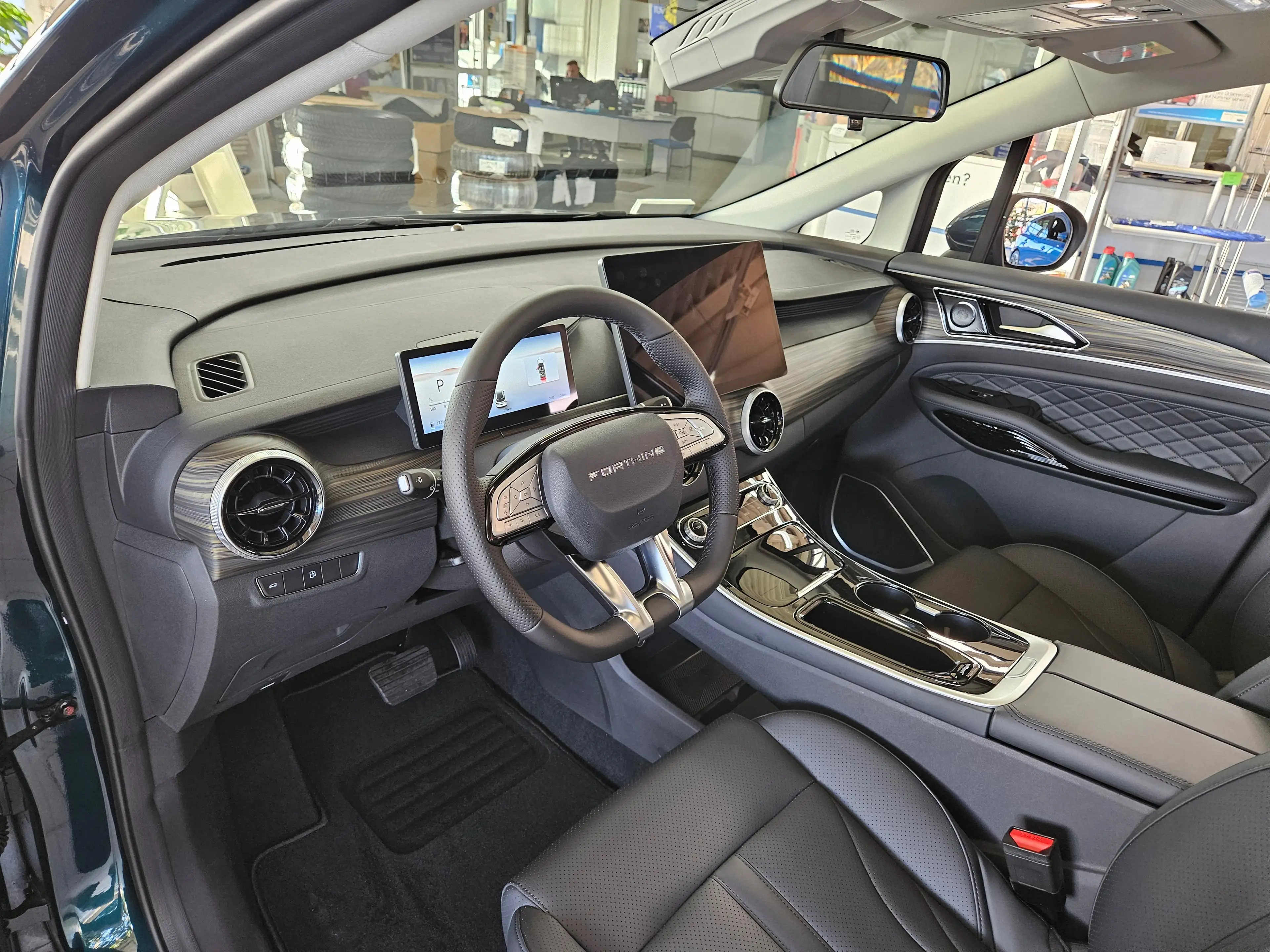 Forthing U-Tour 4 U-Tour PHEV — photo 12